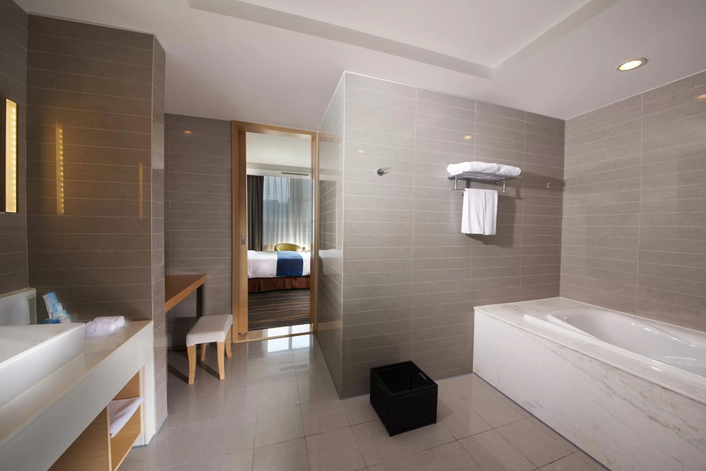 Bathroom, Bed in Holiday Inn Express Luoyang City Center by IHG