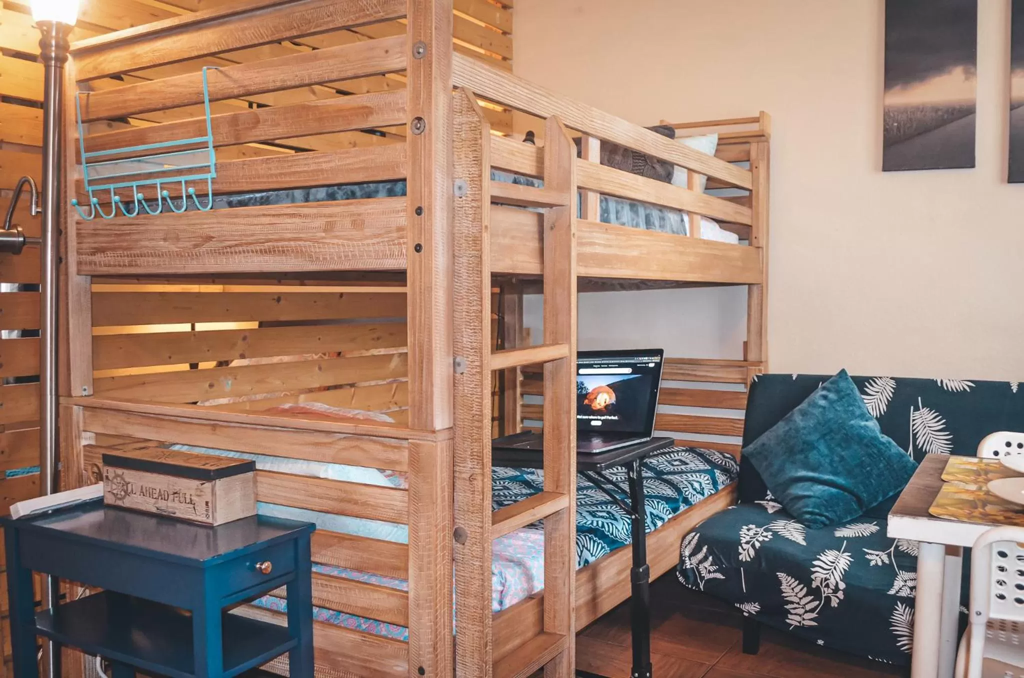 bunk bed in Hollywood Light Haven Lodge