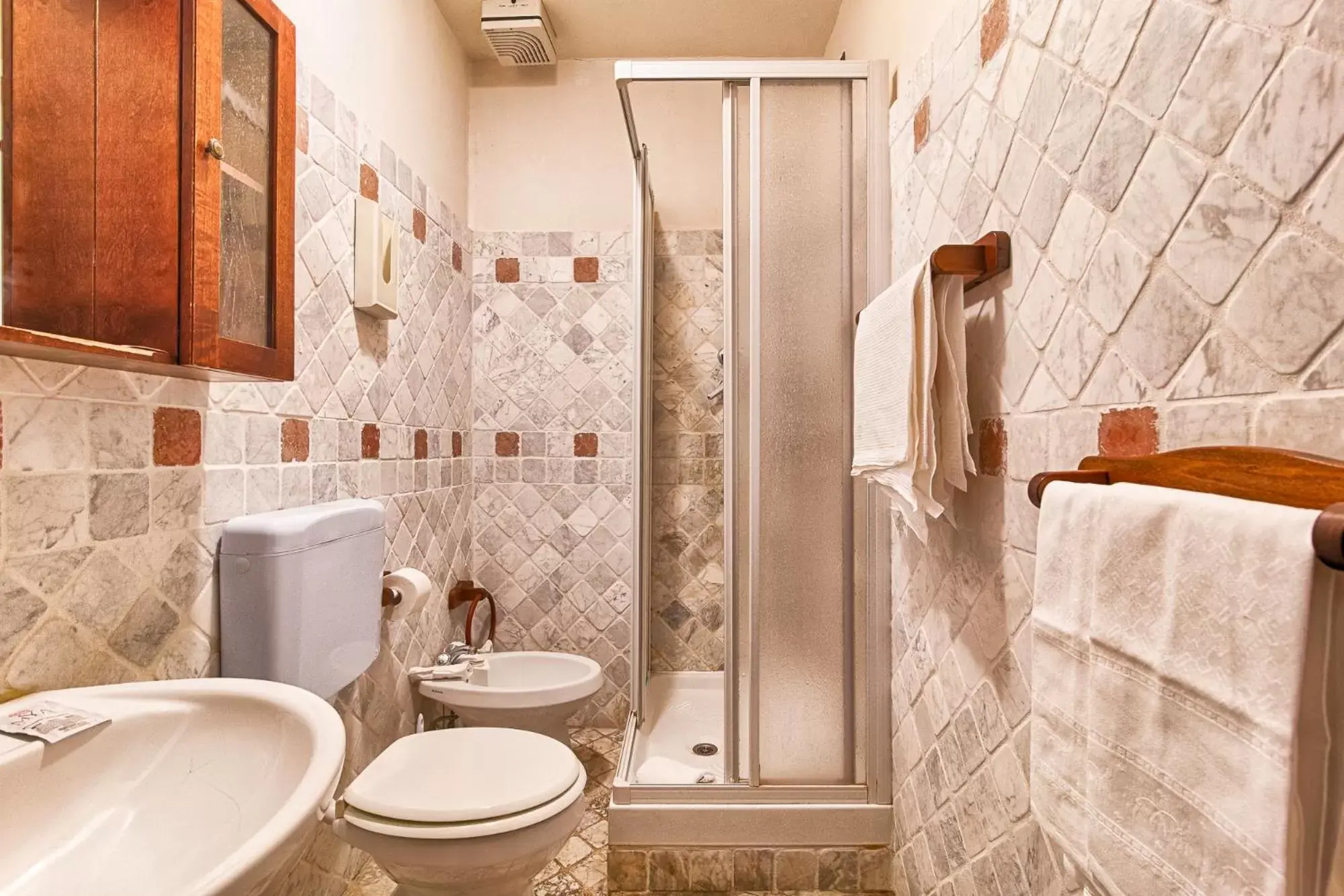 Bedroom, Bathroom in Hotel Portacavana