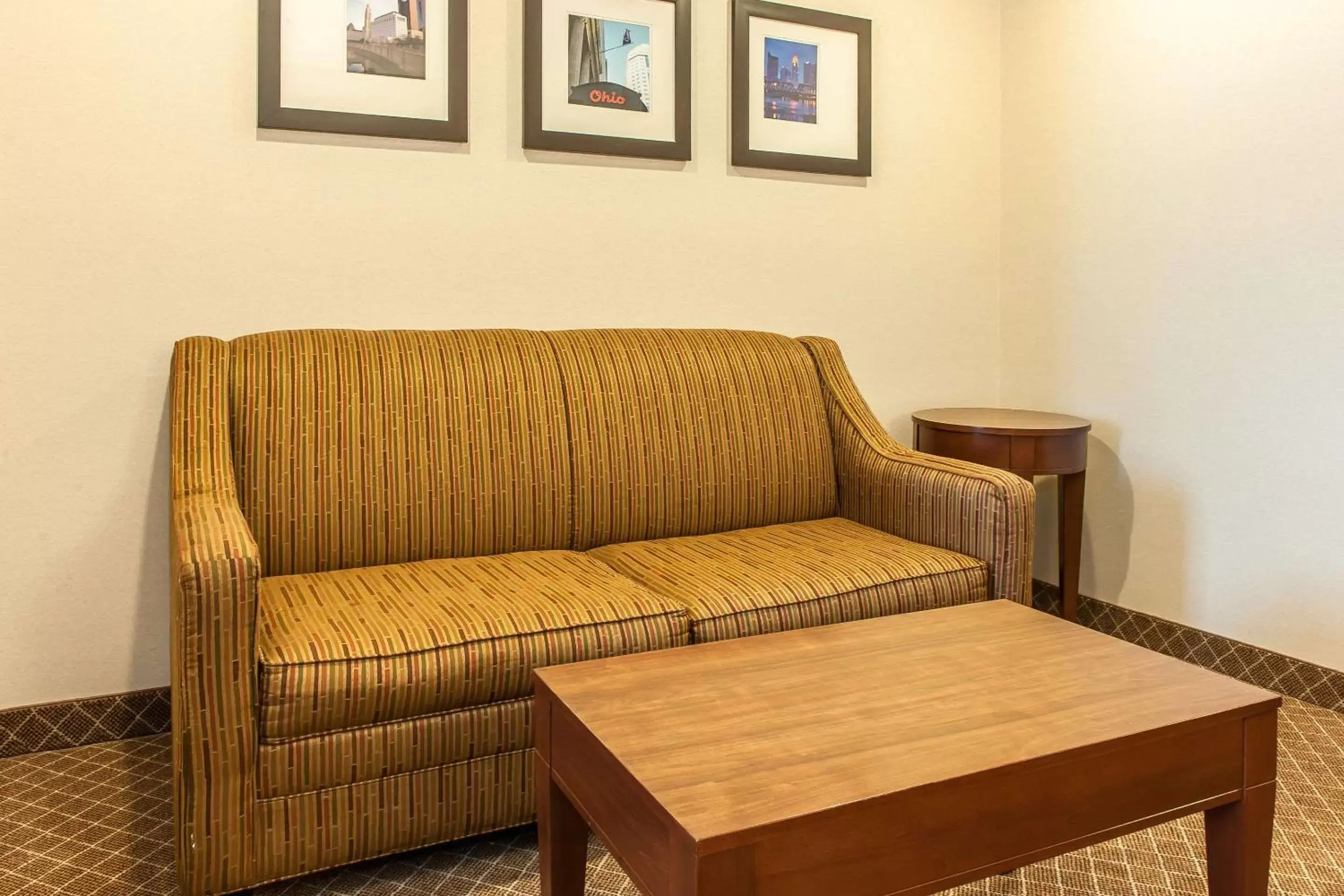 Photo of the whole room, Seating Area in Comfort Inn East Pickerington