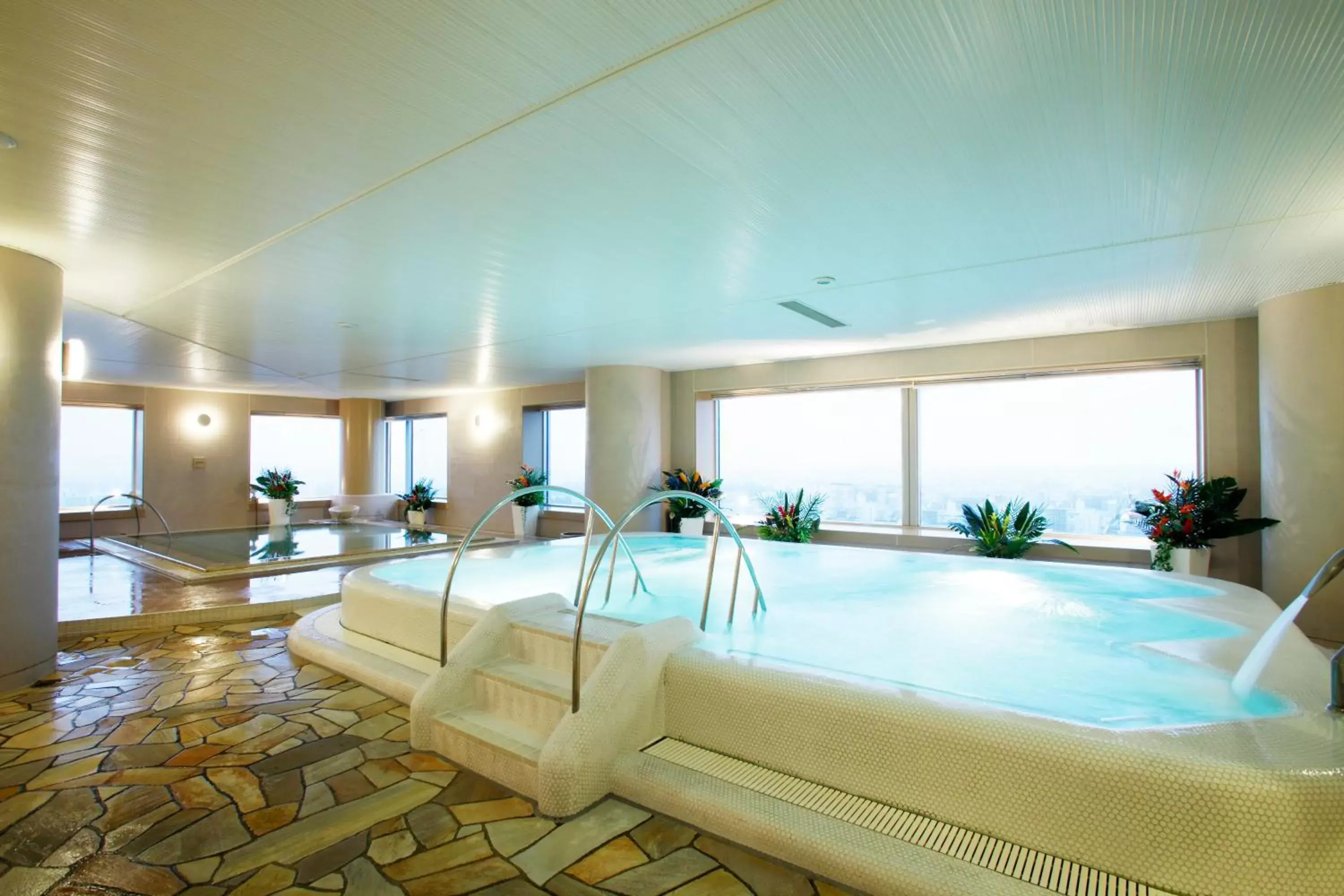 Hot Tub, Swimming Pool in JR Tower Hotel Nikko Sapporo