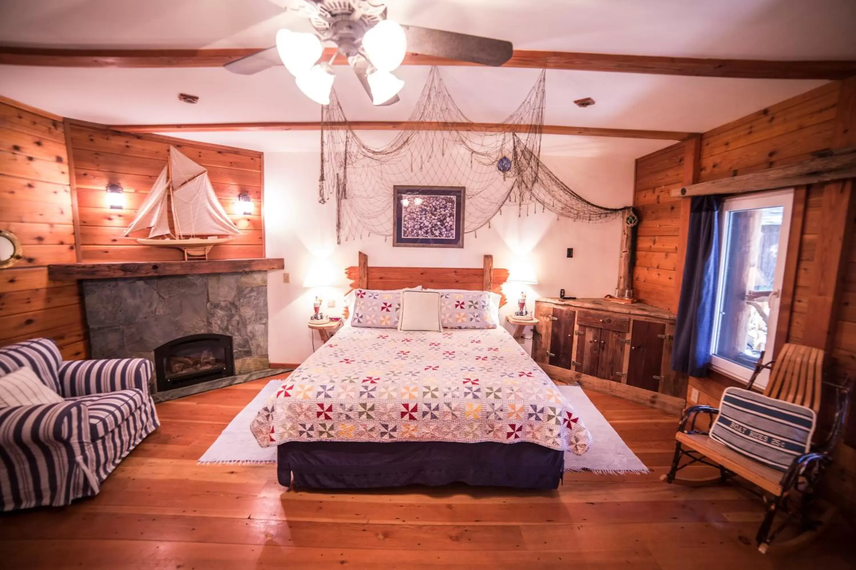 Photo of the whole room, Bed in Cottage Inn At Lake Tahoe