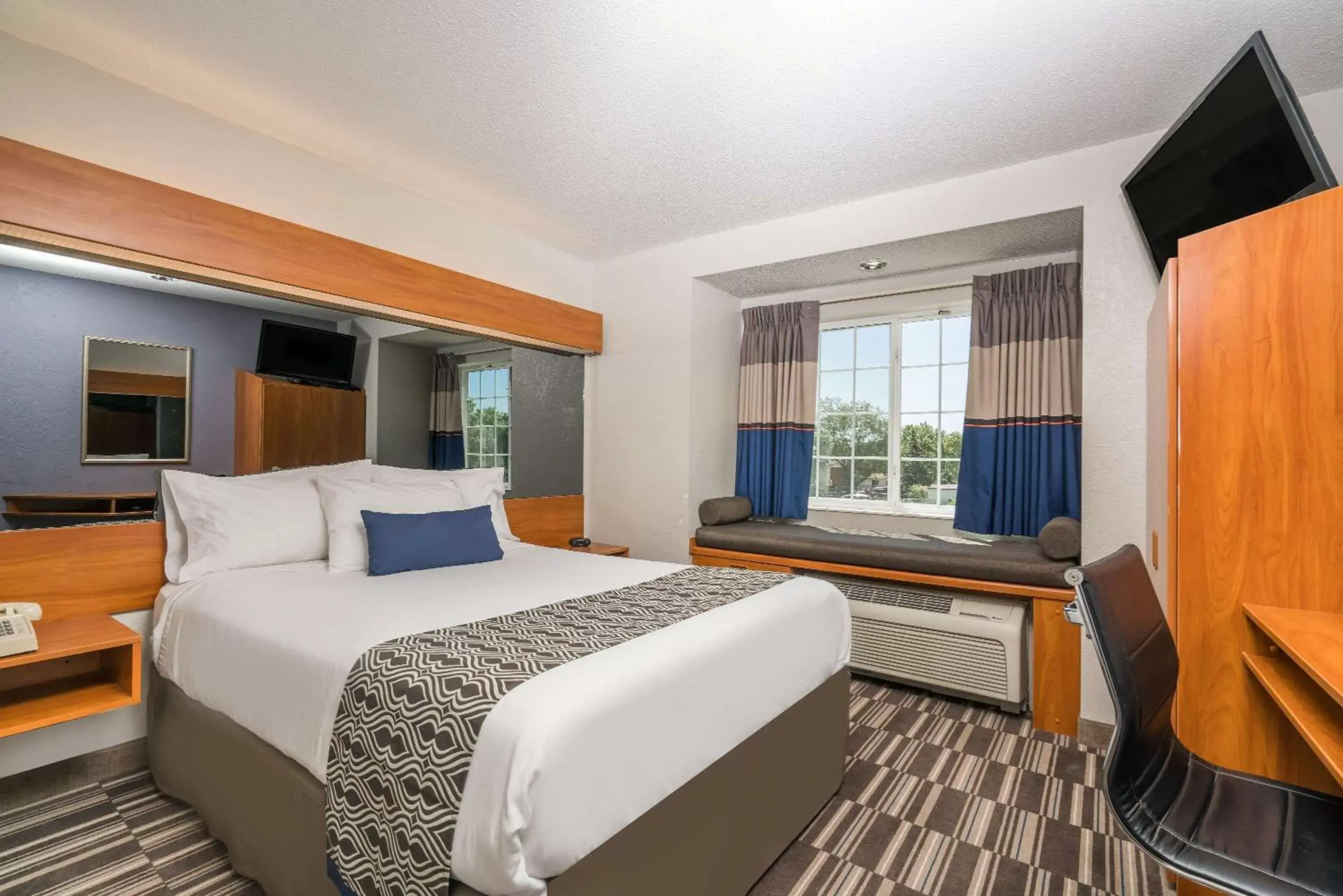 Photo of the whole room, Bed in Microtel Inn & Suites by Wyndham Springfield