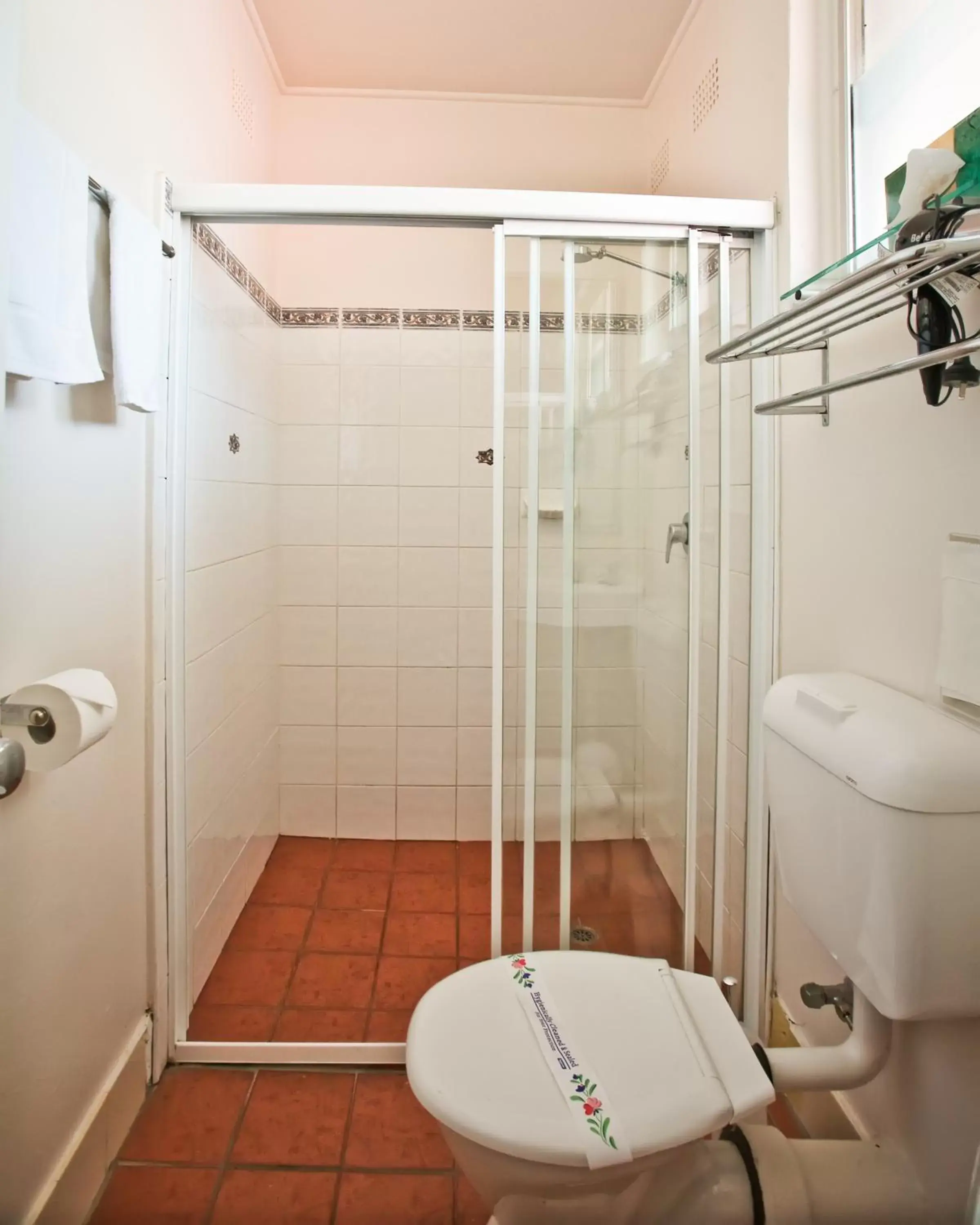 Bathroom in Abbotsleigh Motor Inn