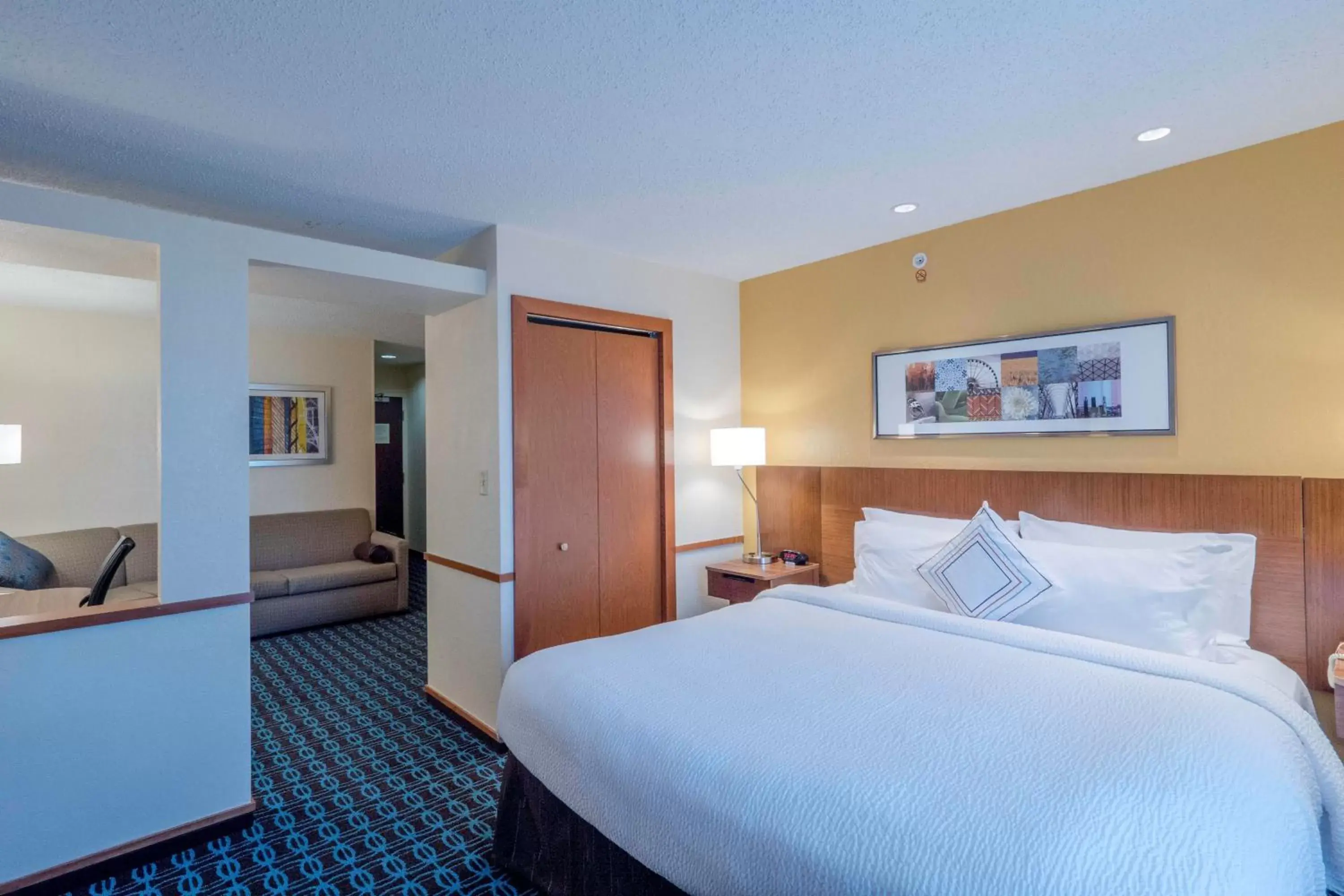 Bedroom, Bed in Fairfield Inn & Suites by Marriott Cleveland Streetsboro