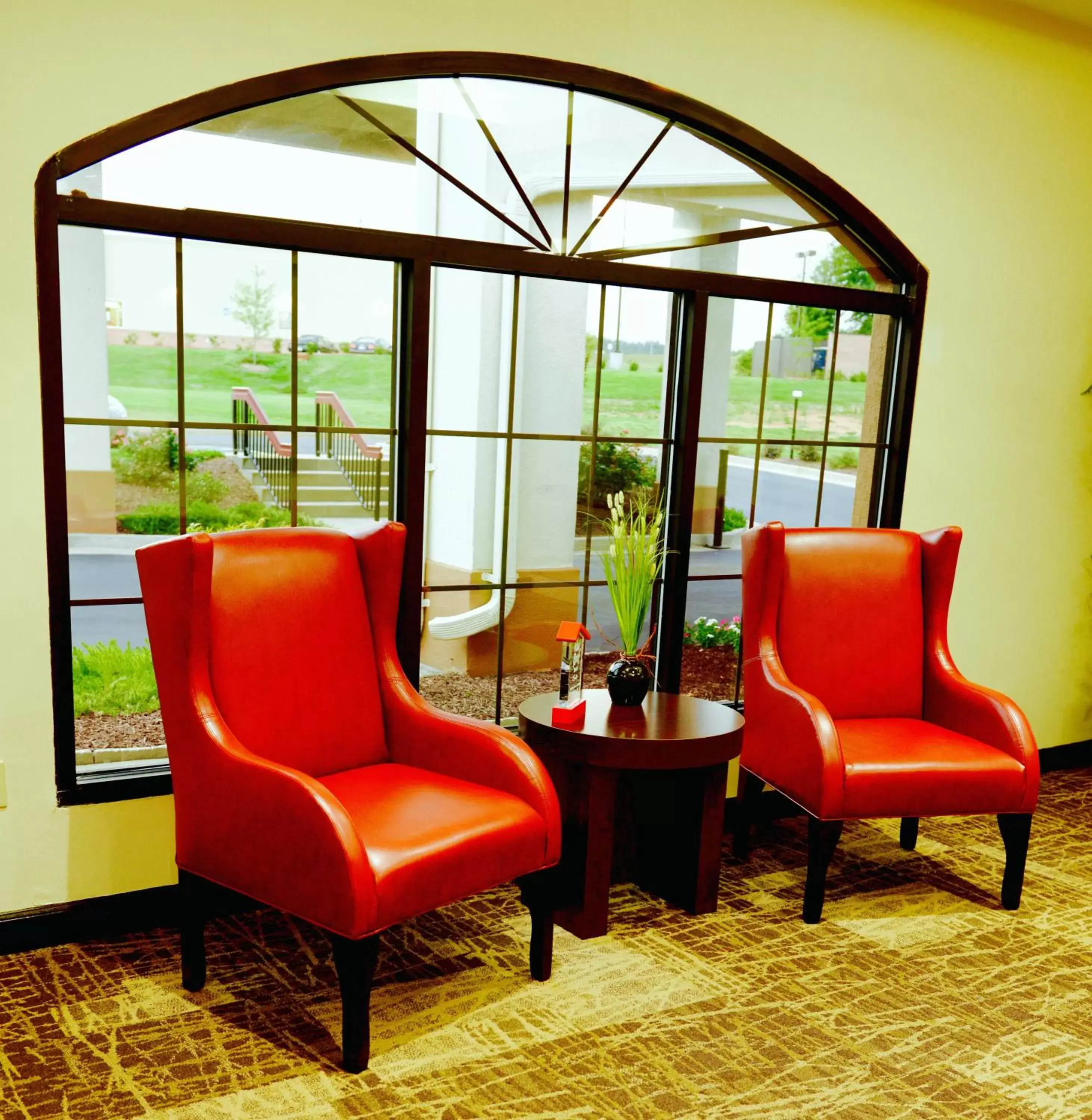 Lobby or reception, Seating Area in Red Roof Inn & Suites Commerce - Athens