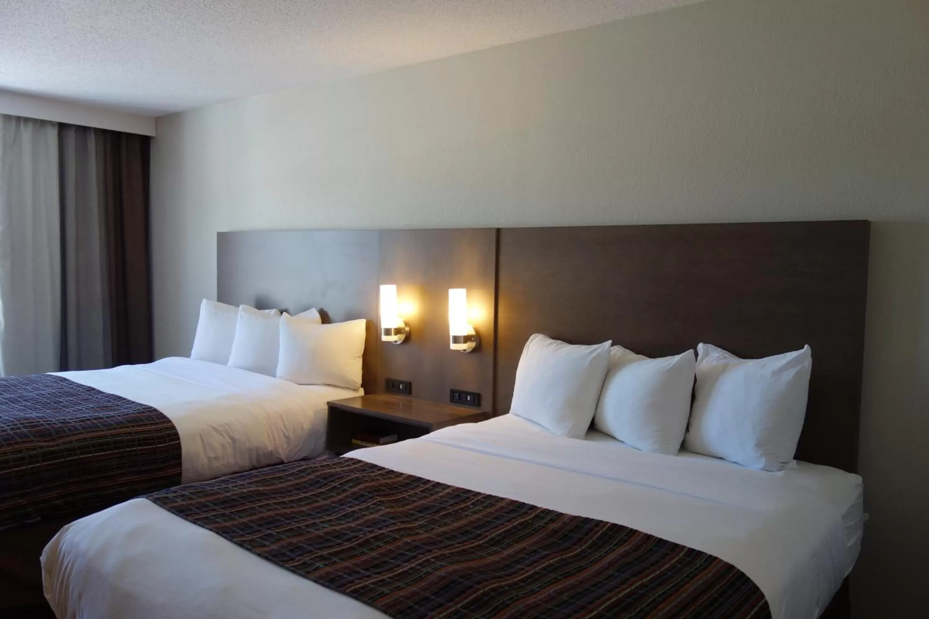 Bed in Country Inn & Suites by Radisson, Mason City, IA