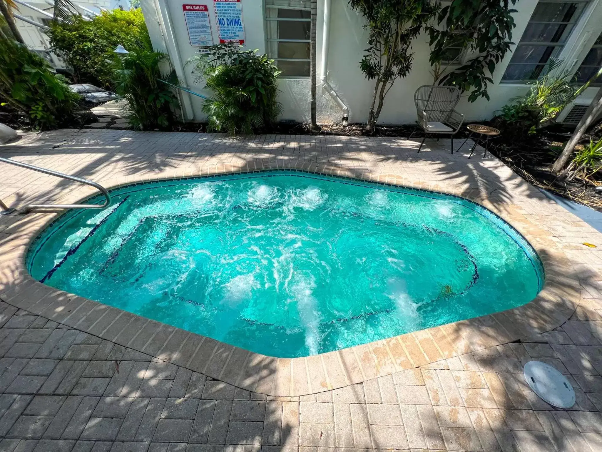 Hot Tub, Swimming Pool in North Beach Hotel