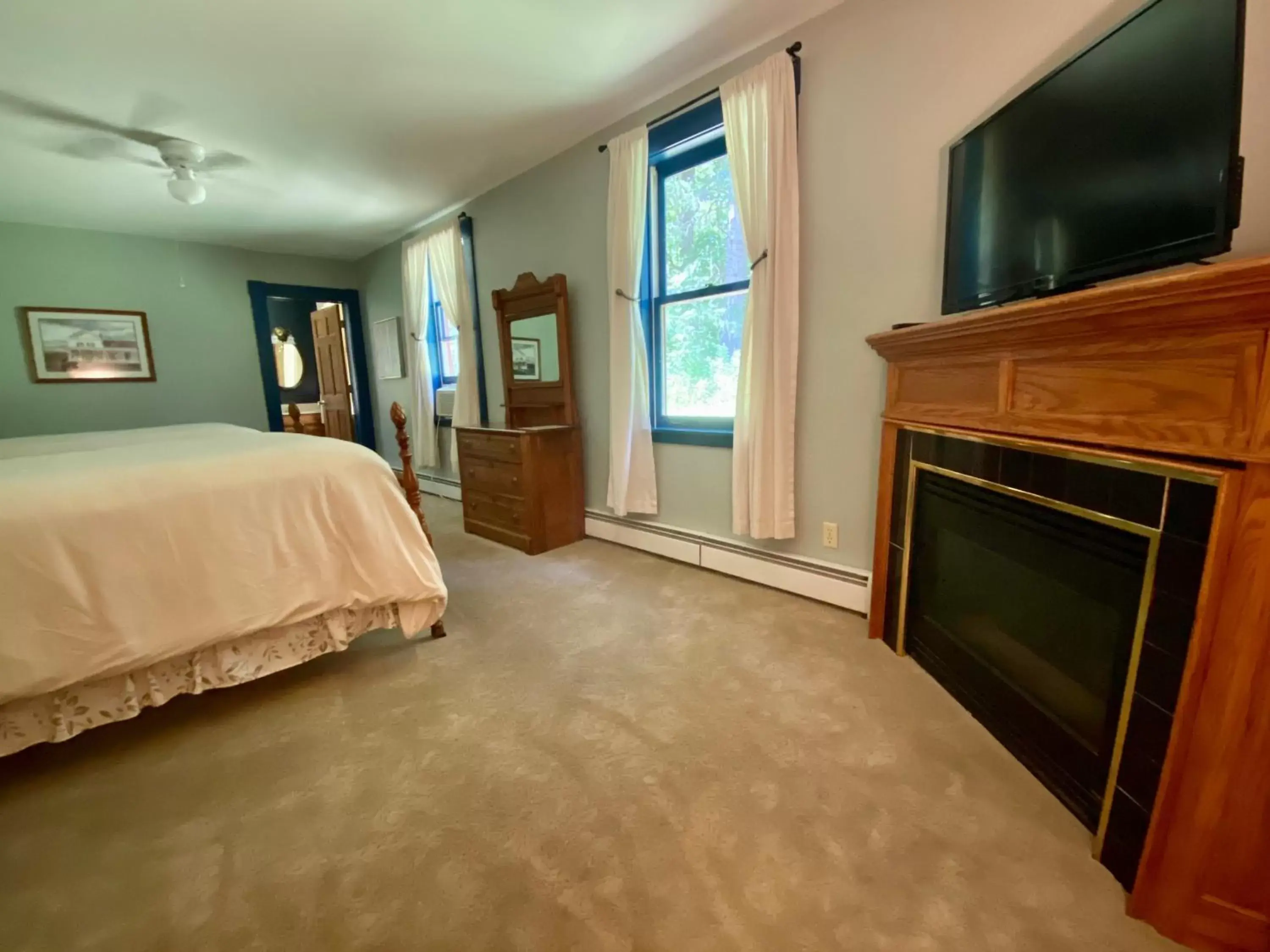 Bedroom, TV/Entertainment Center in The Wilmington Inn