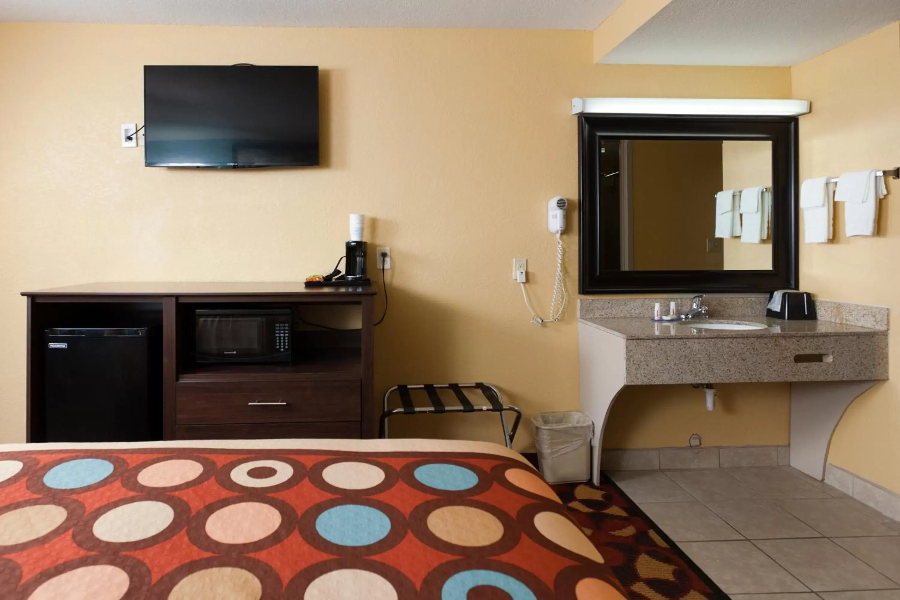 Bed, Room Photo in Super 8 by Wyndham Wichita Airport West Kellogg