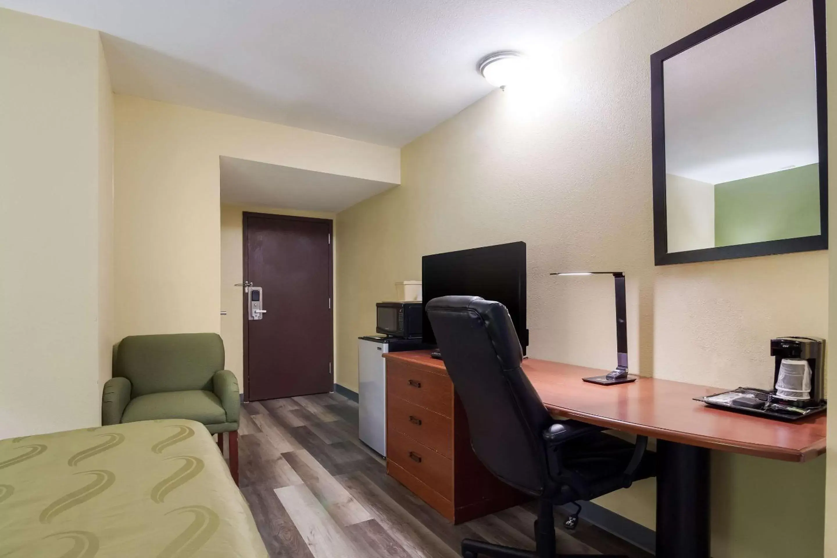 Bedroom, TV/Entertainment Center in Quality Inn Baytown - Houston East