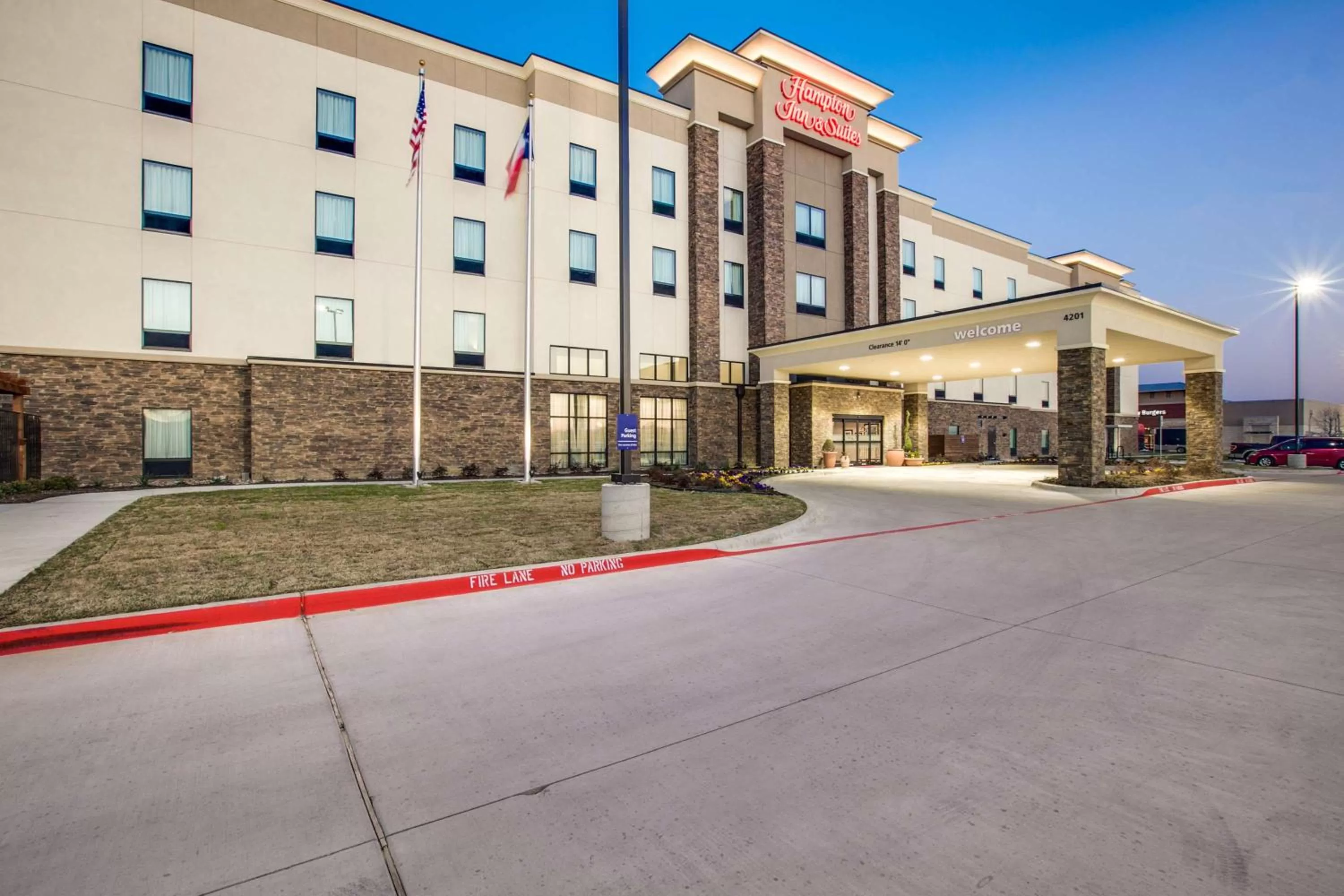 Property building in Hampton Inn & Suites Dallas/Ft. Worth Airport South