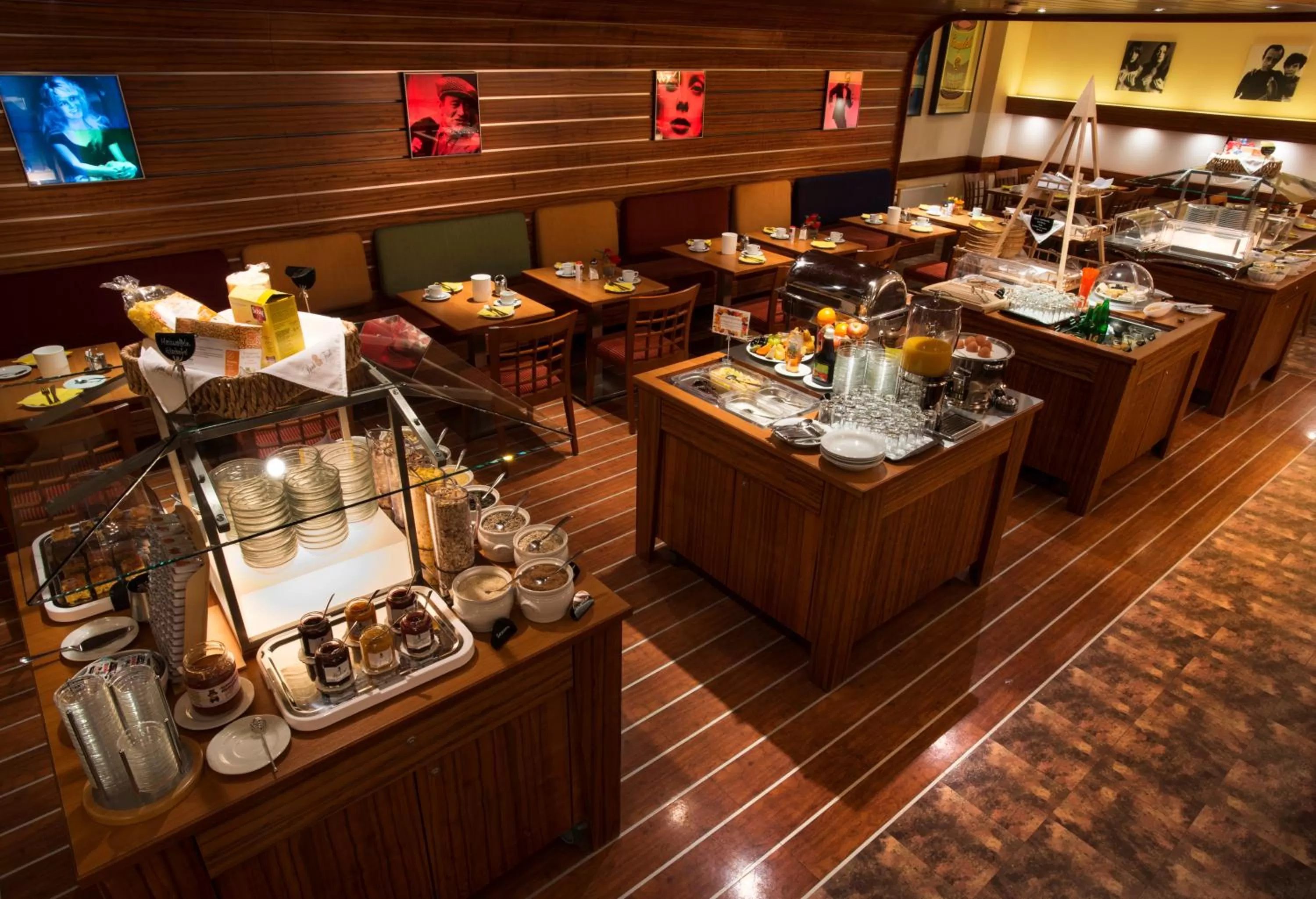 Restaurant/places to eat in Hotel City