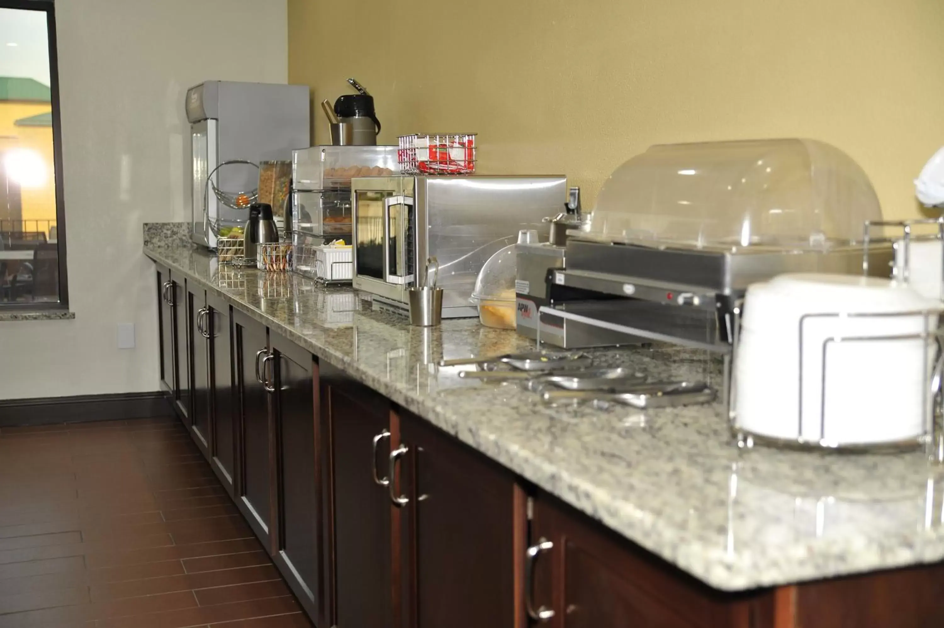 Communal kitchen, Kitchen/Kitchenette in Wingate by Wyndham Bowling Green