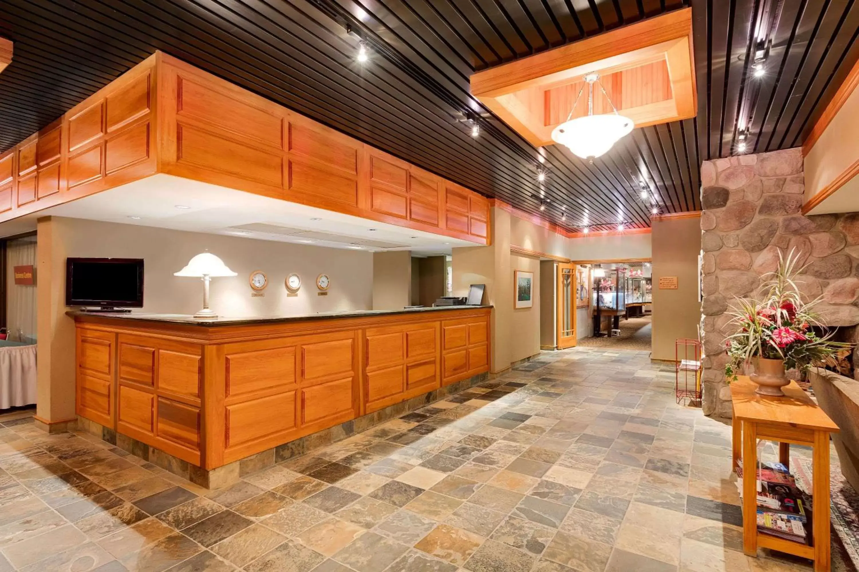 Lobby or reception, Lobby/Reception in Ramada by Wyndham Pinewood Park Resort North Bay