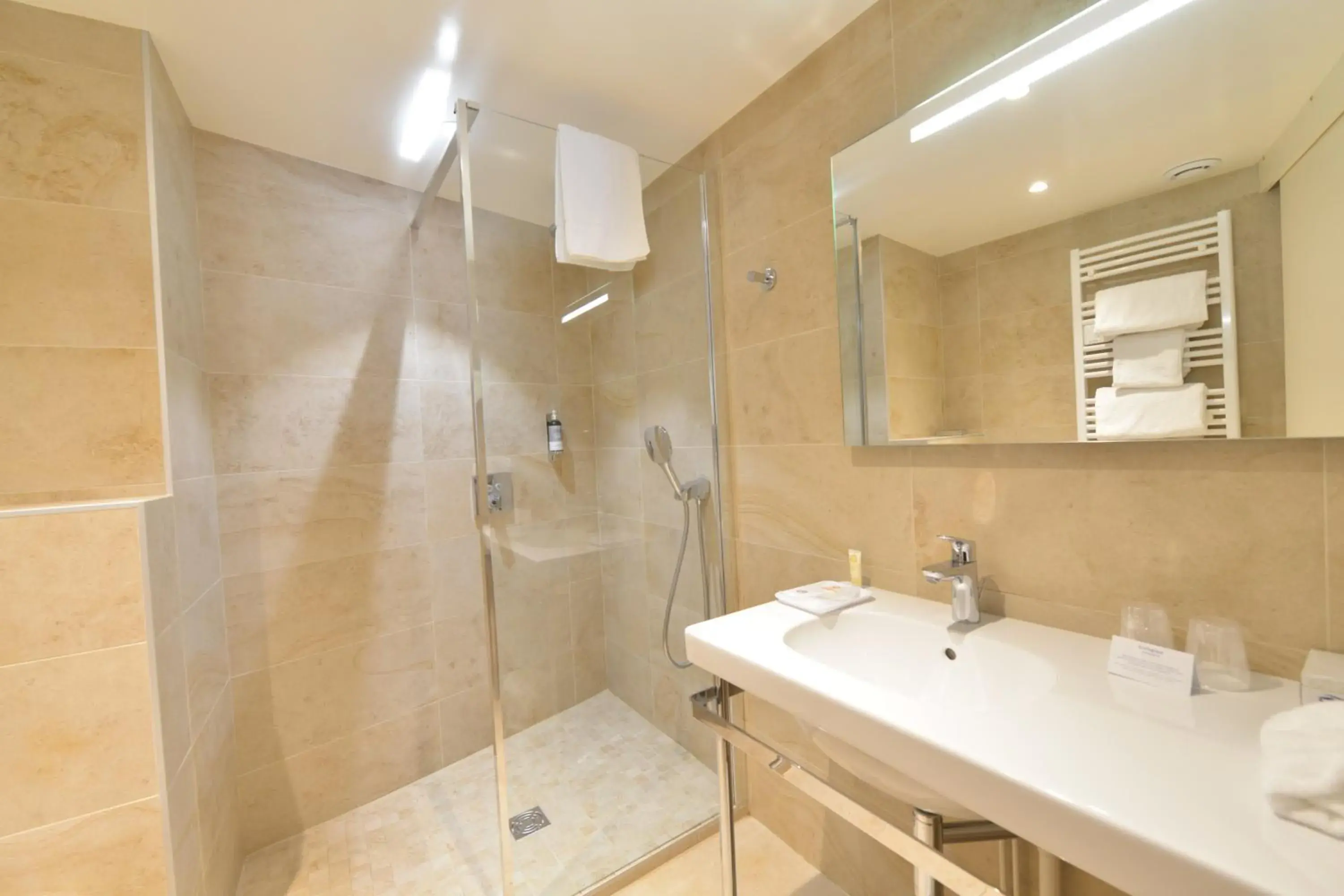 Shower, Bathroom in Best Western Plus Hotel D'Angleterre