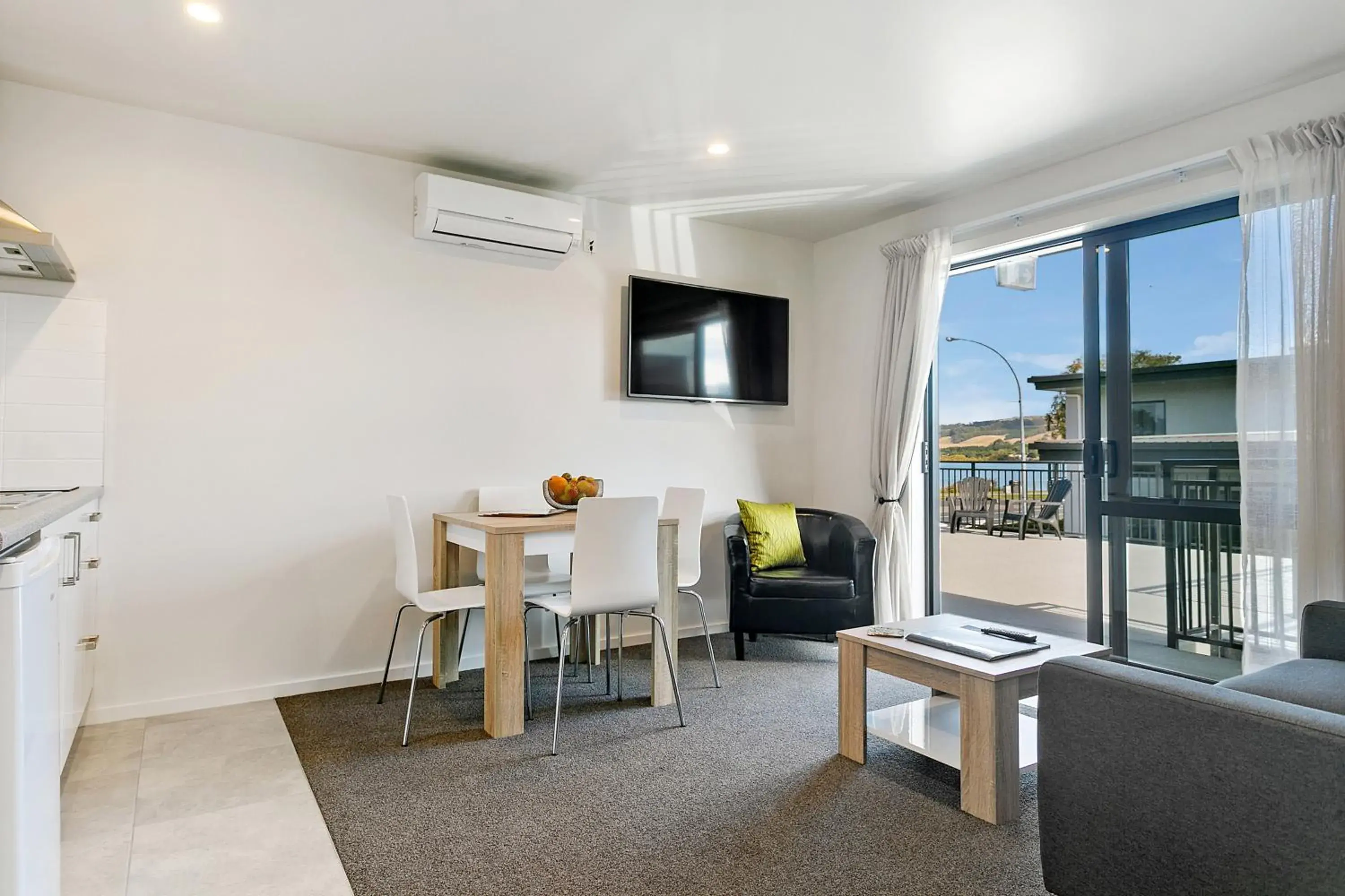 TV and multimedia, Dining Area in Acacia Lake View Motel