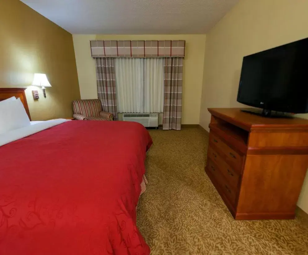 Photo of the whole room, TV/Entertainment Center in Country Inn & Suites by Radisson, Goldsboro, NC