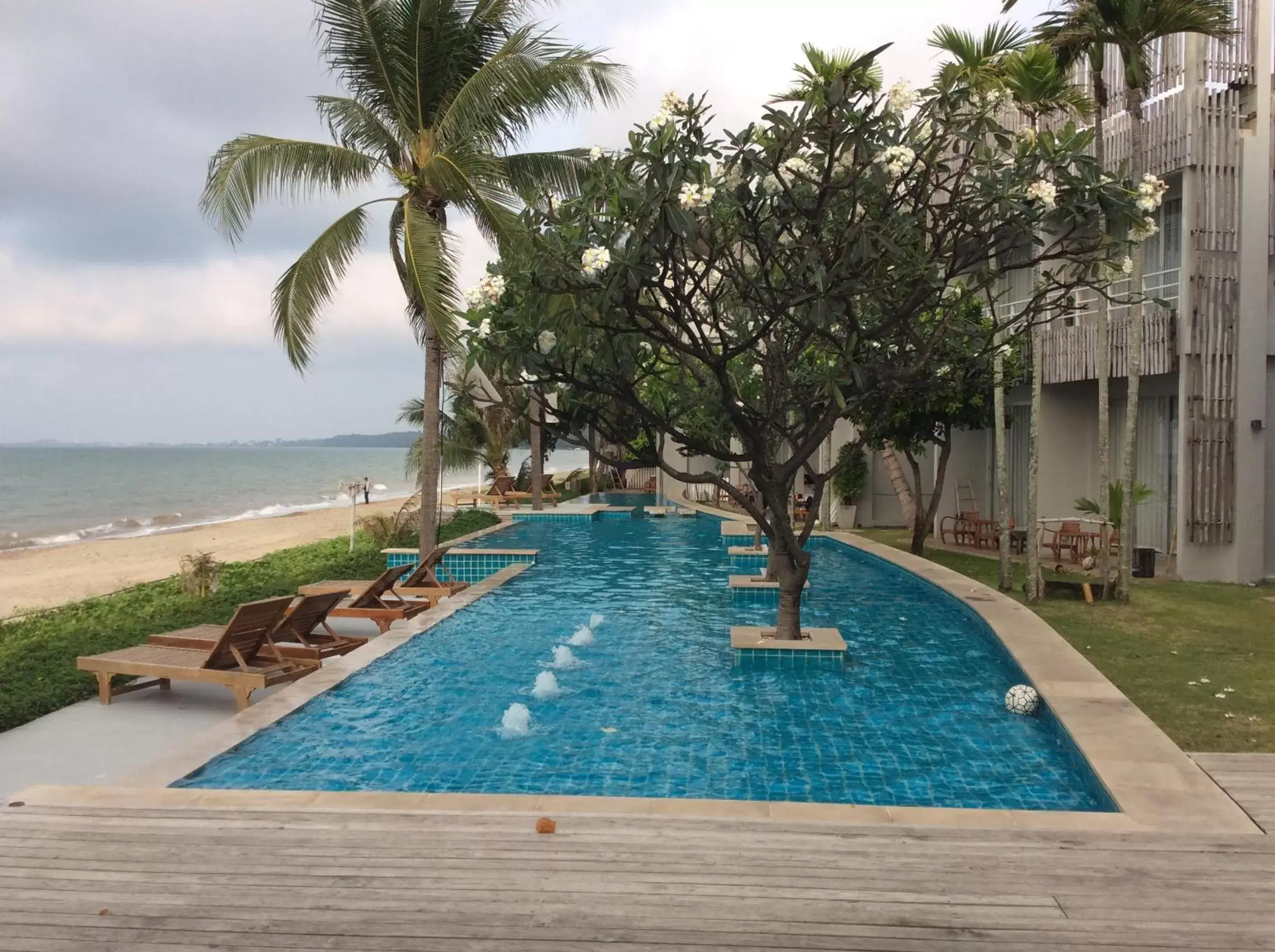 On site, Swimming Pool in Bari Lamai Resort