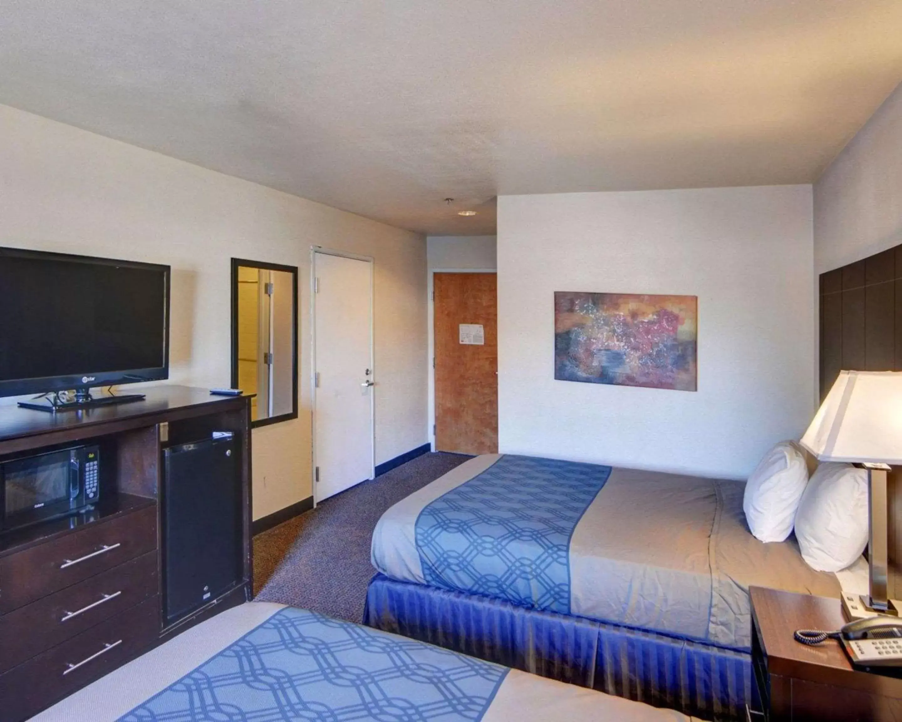 Photo of the whole room, Bed in Rodeway Inn & Suites Lewisville I-35