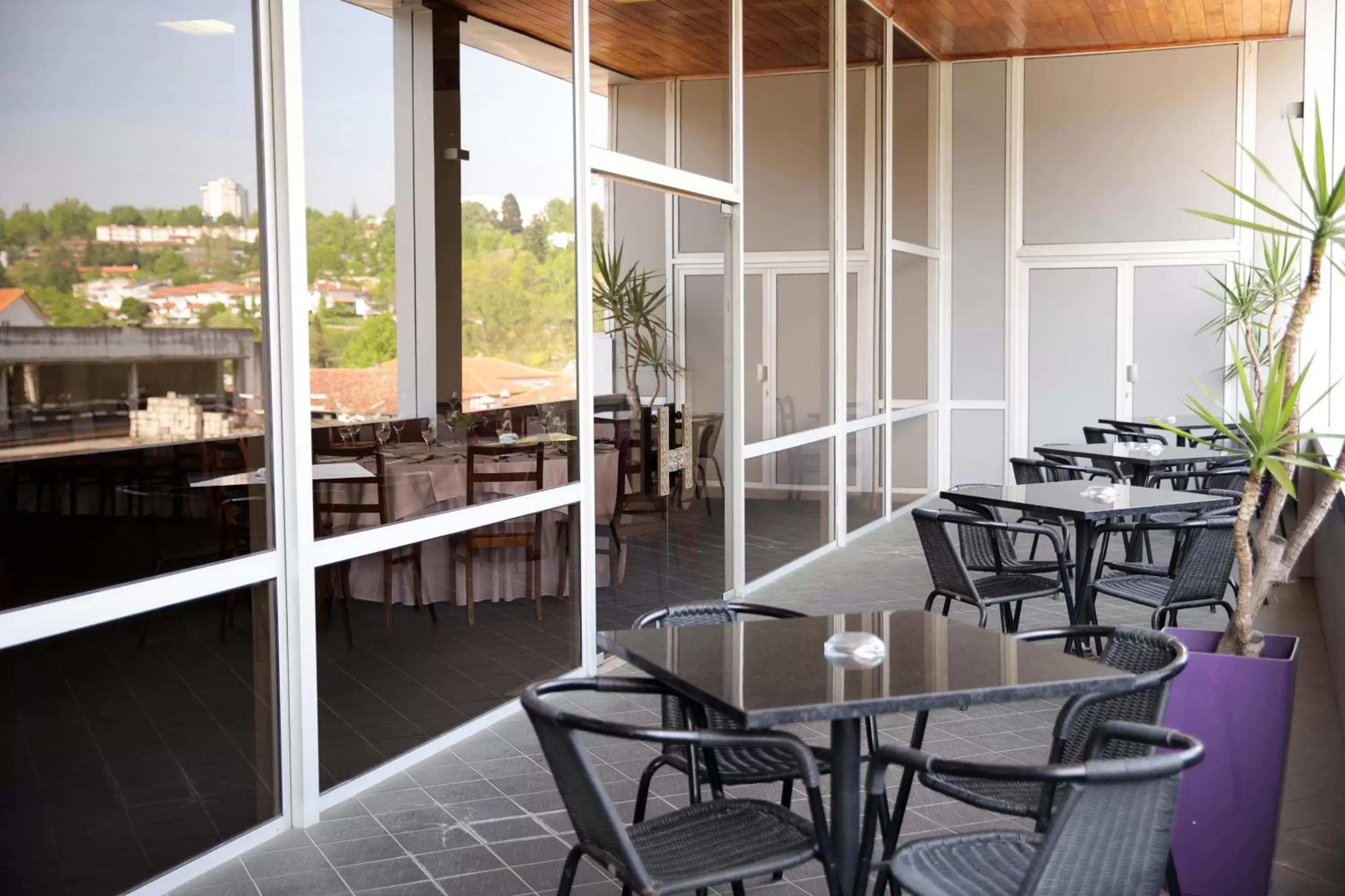 Seating area, Restaurant/Places to Eat in Hotel Navarras