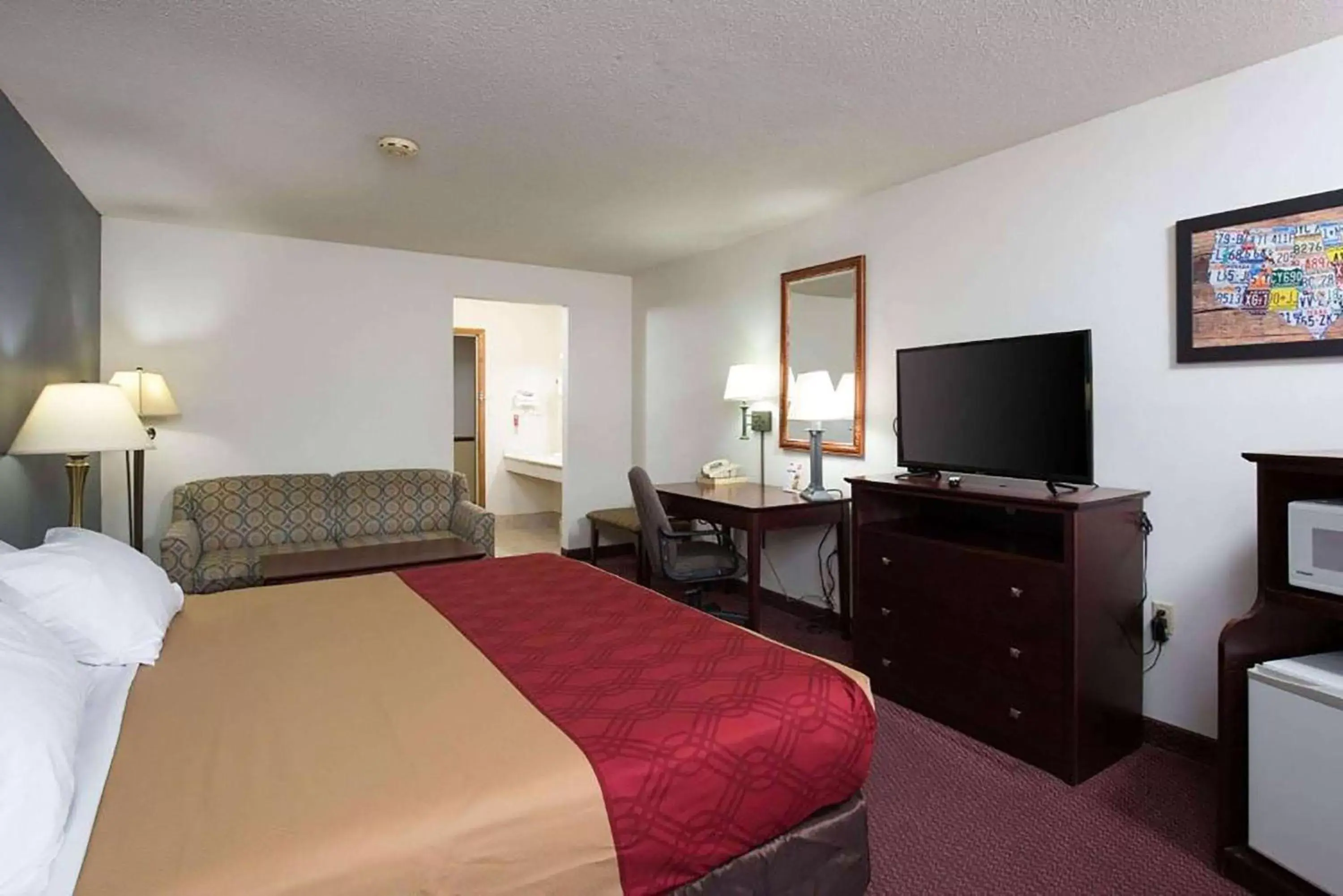 Bedroom, TV/Entertainment Center in Travelodge by Wyndham Merrill