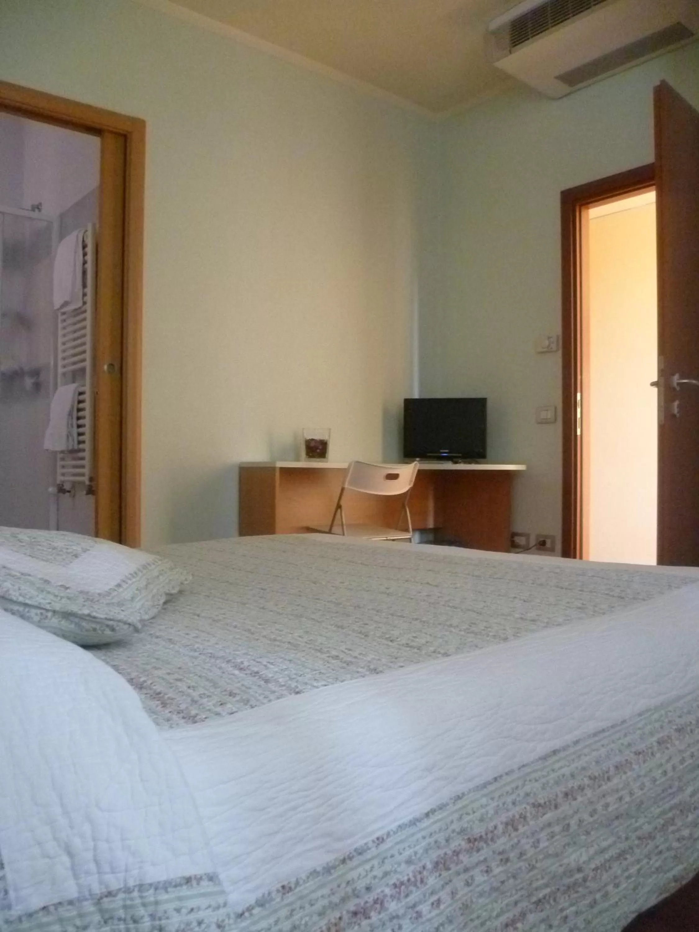 Photo of the whole room, Bed in Hotel Moniga