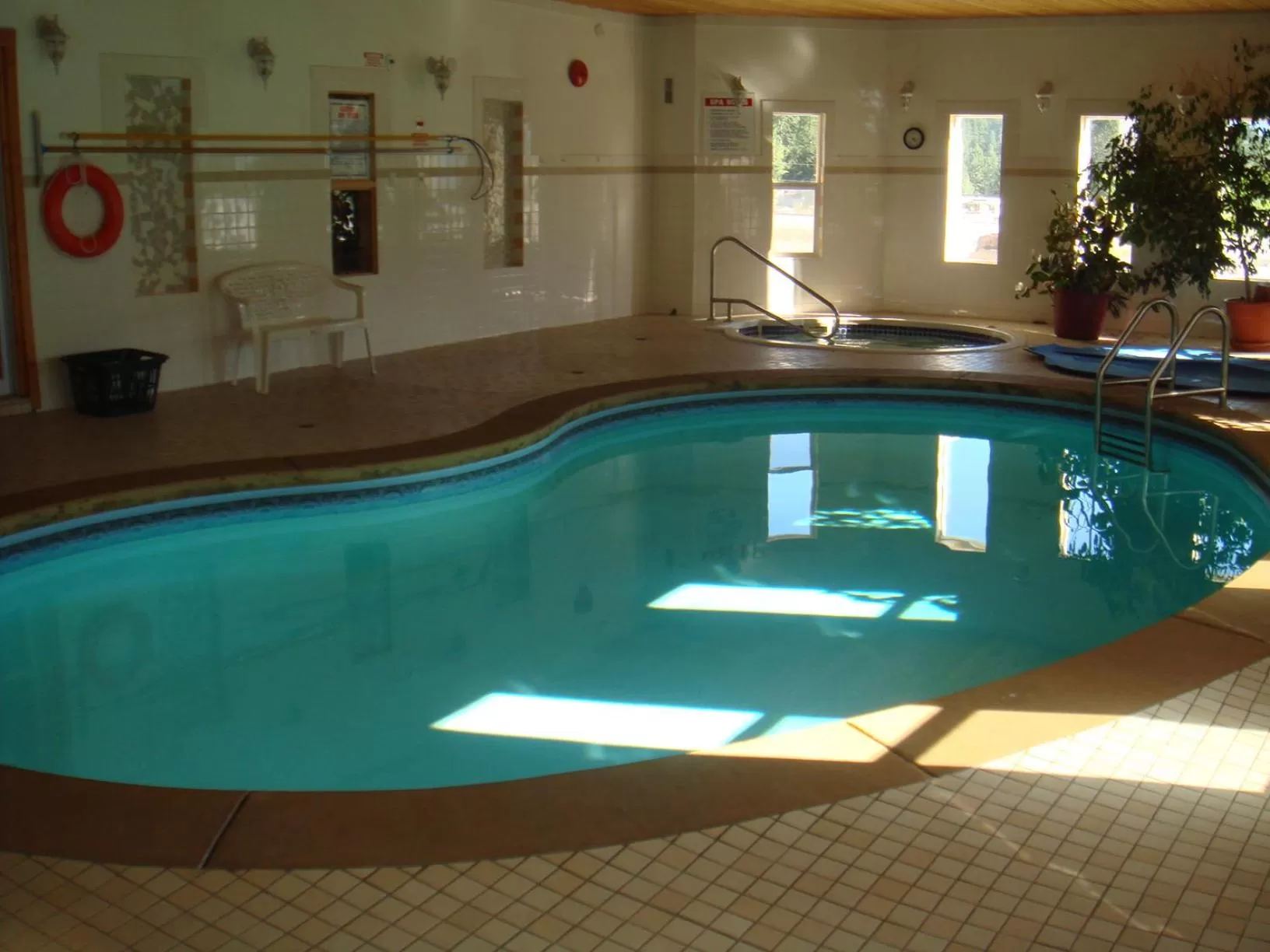 Swimming pool in Golden Village Lodge