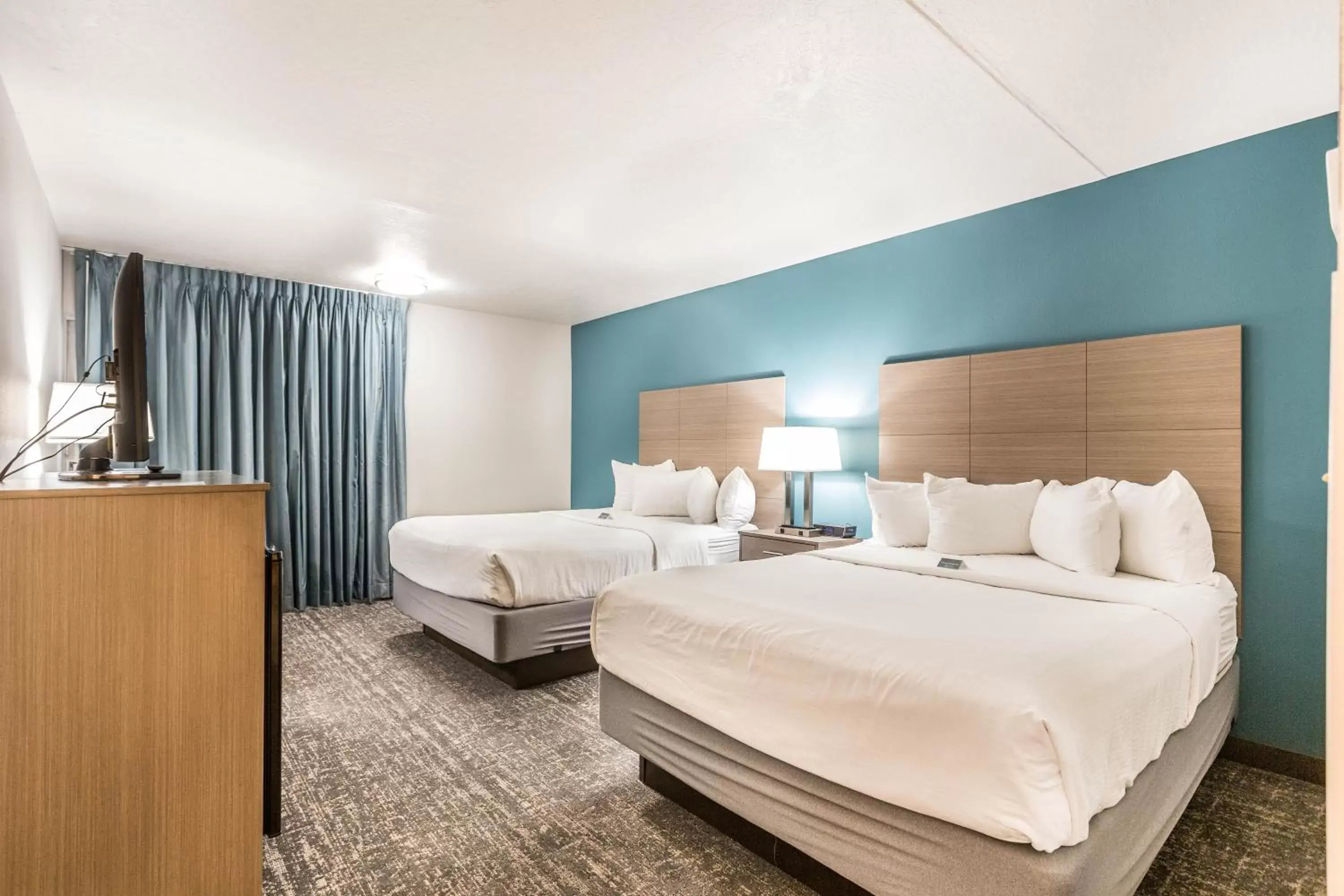 Bed in EverSpring Inn and Suites Bed in EverSpring Inn and Suites