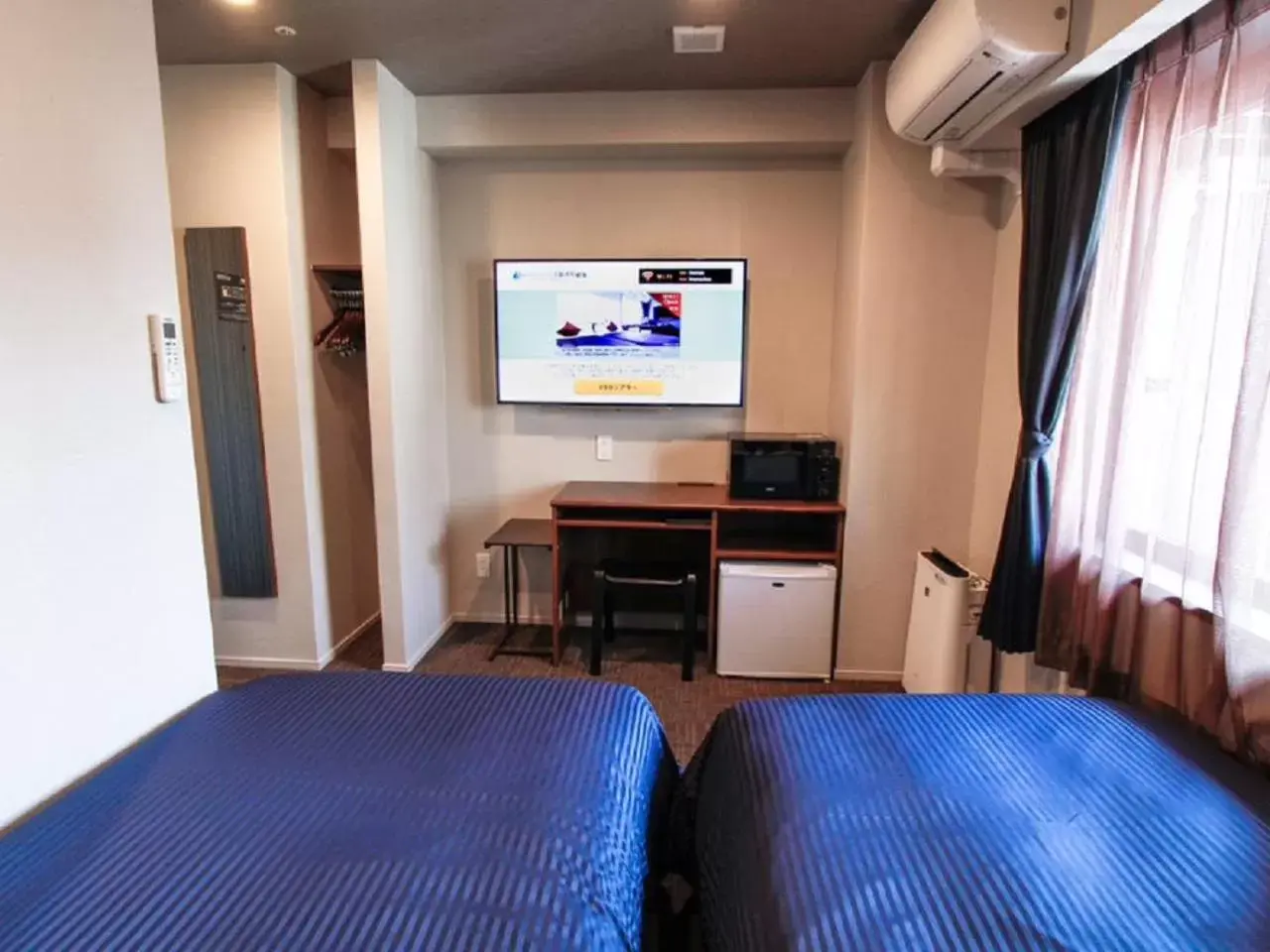 Bed, TV/Entertainment Center in HOTEL LiVEMAX Osaka Honmachi