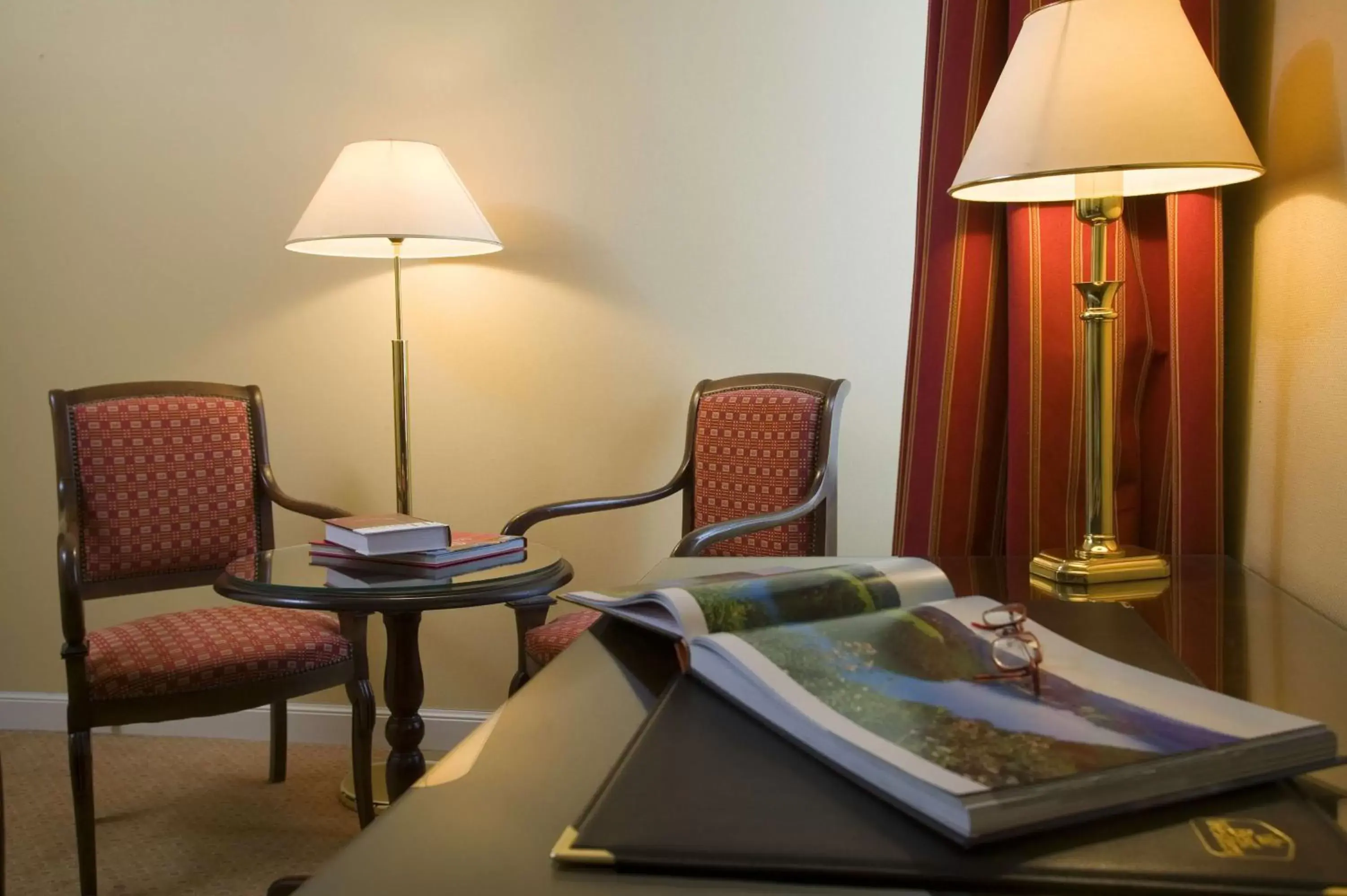 Photo of the whole room, Seating Area in Best Western Grand Hotel de Bordeaux