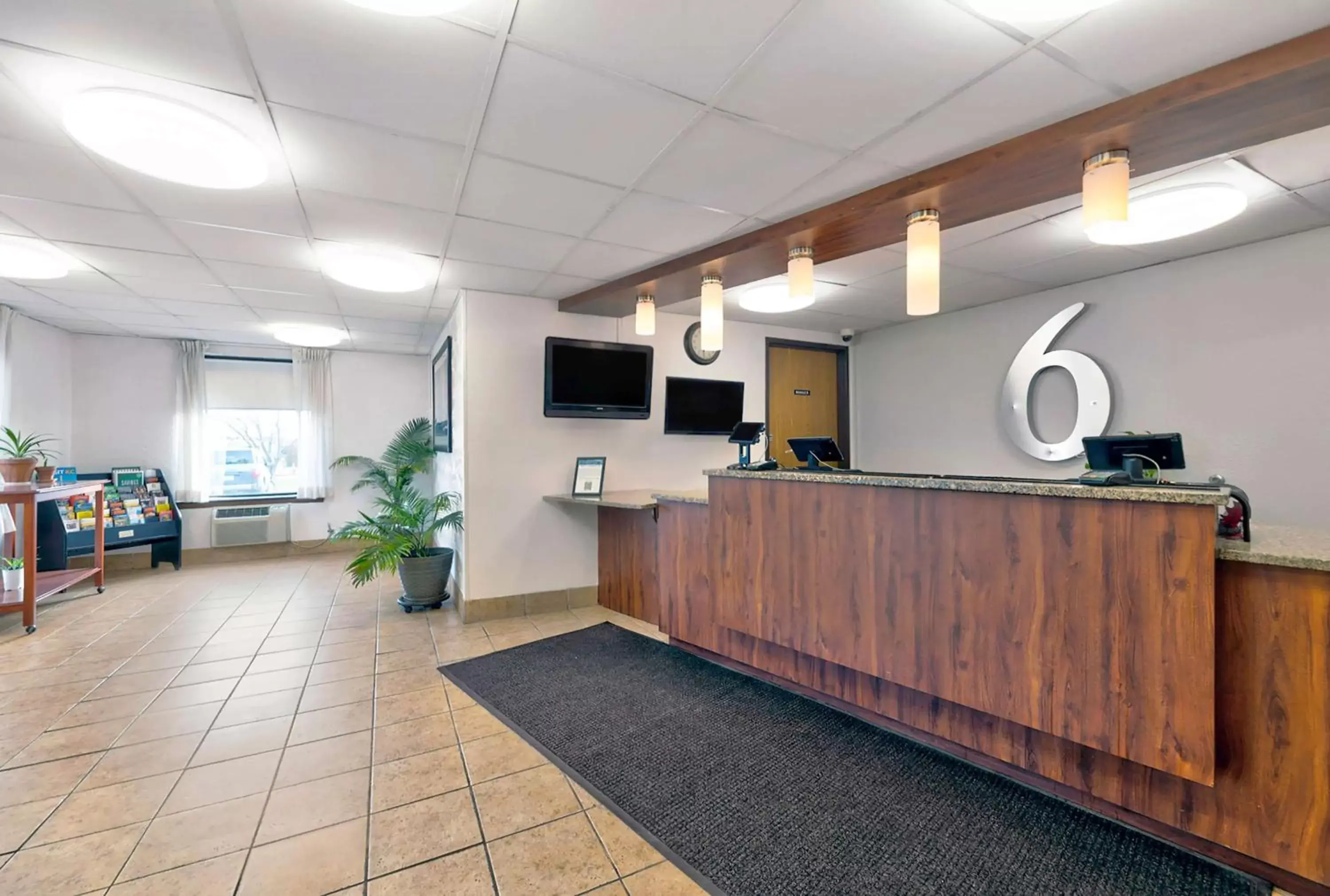 Lobby or reception in Motel 6-Cedar Rapids, IA - Airport Lobby or reception in Motel 6-Cedar Rapids, IA - Airport
