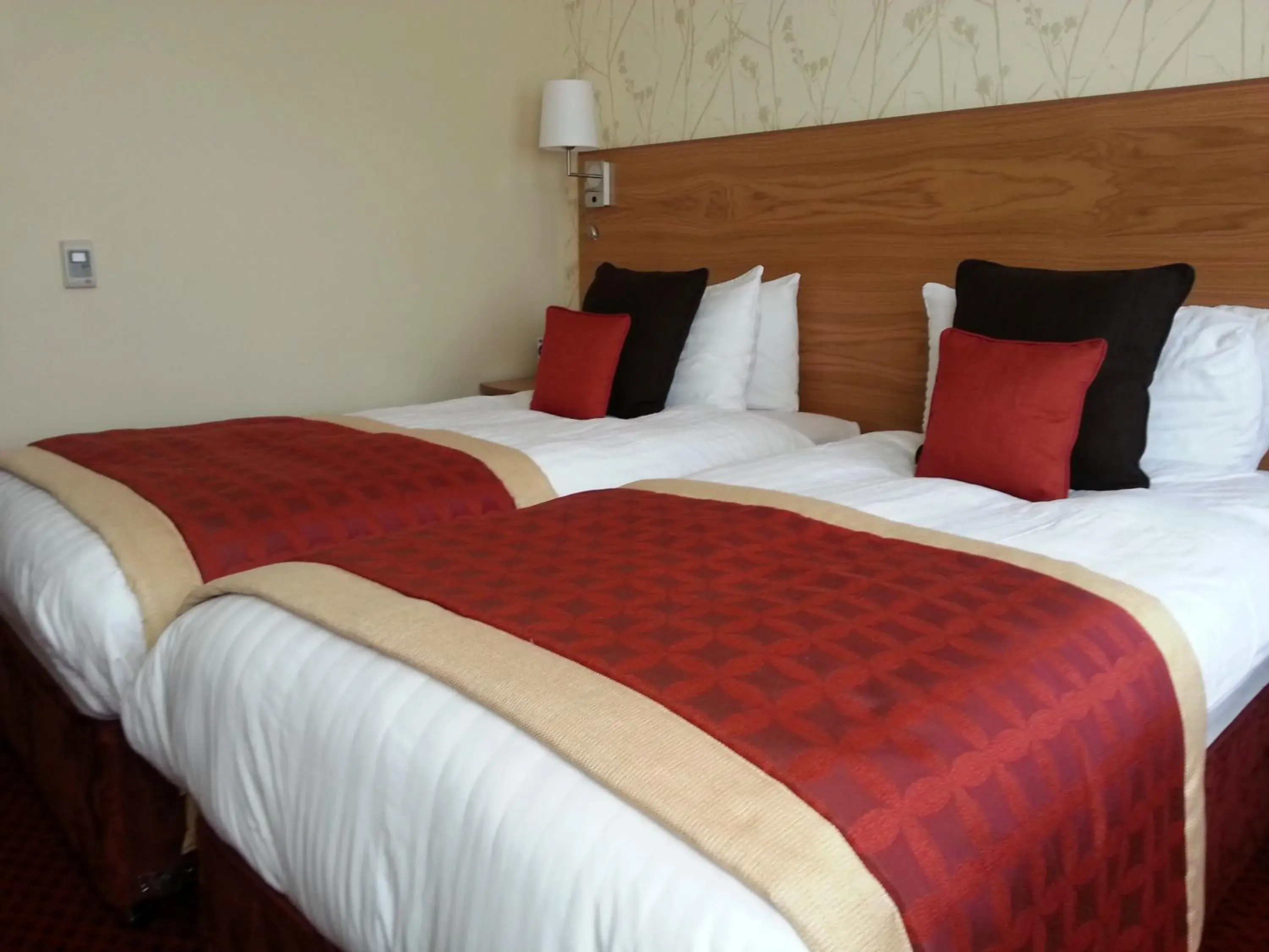 Bed in Best Western Plus Milford Hotel