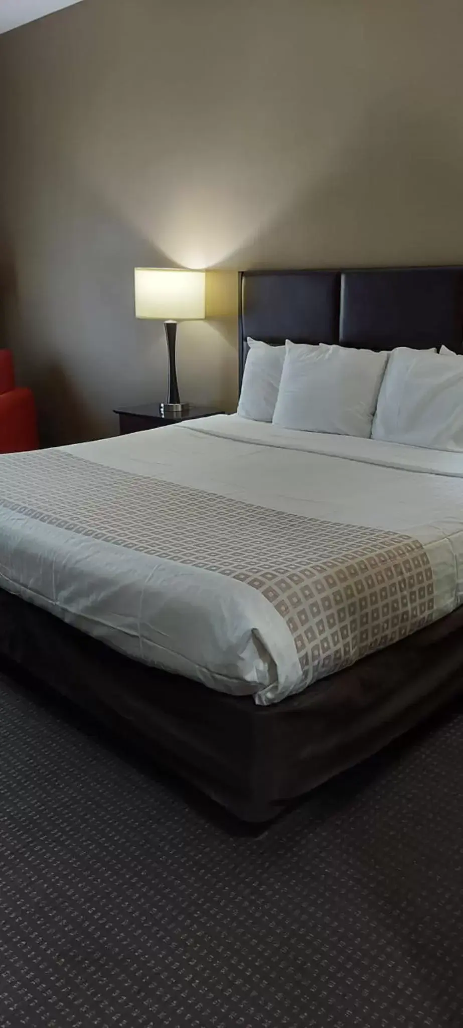 Bed in Parkwood Inn & Suites