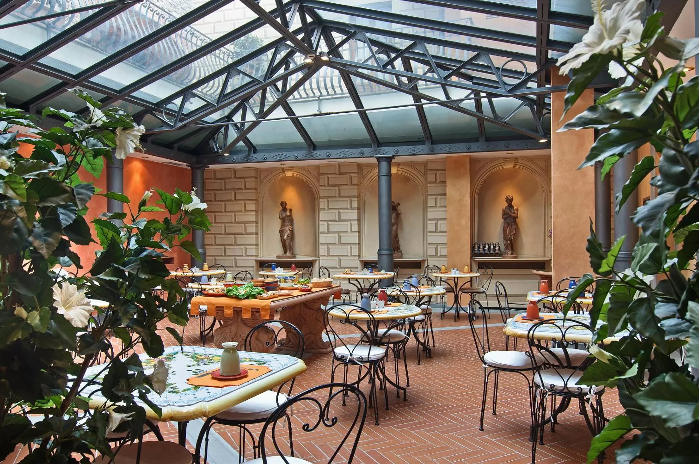 Restaurant/places to eat in Hotel Alba Palace