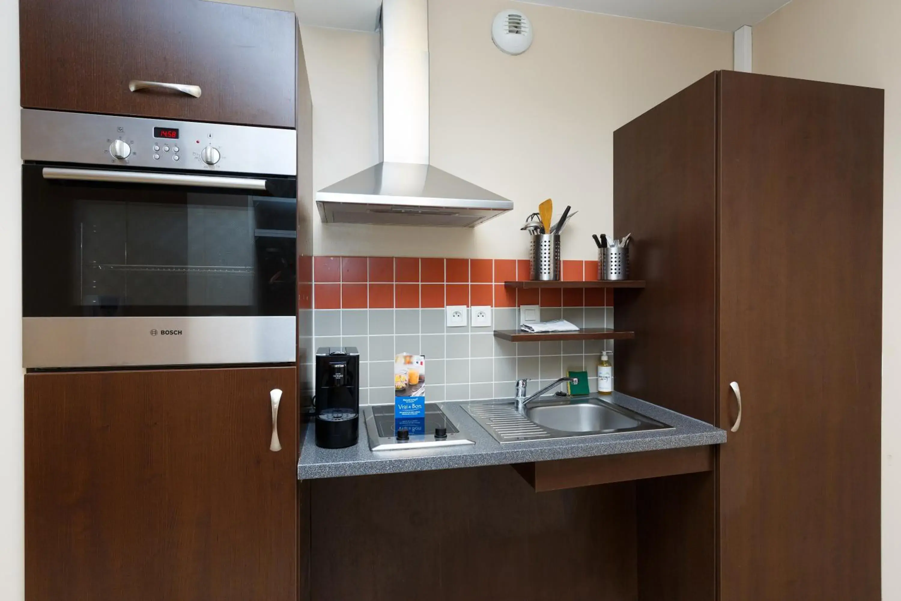 Kitchen or kitchenette, Kitchen/Kitchenette in Residhotel Toulouse Centre