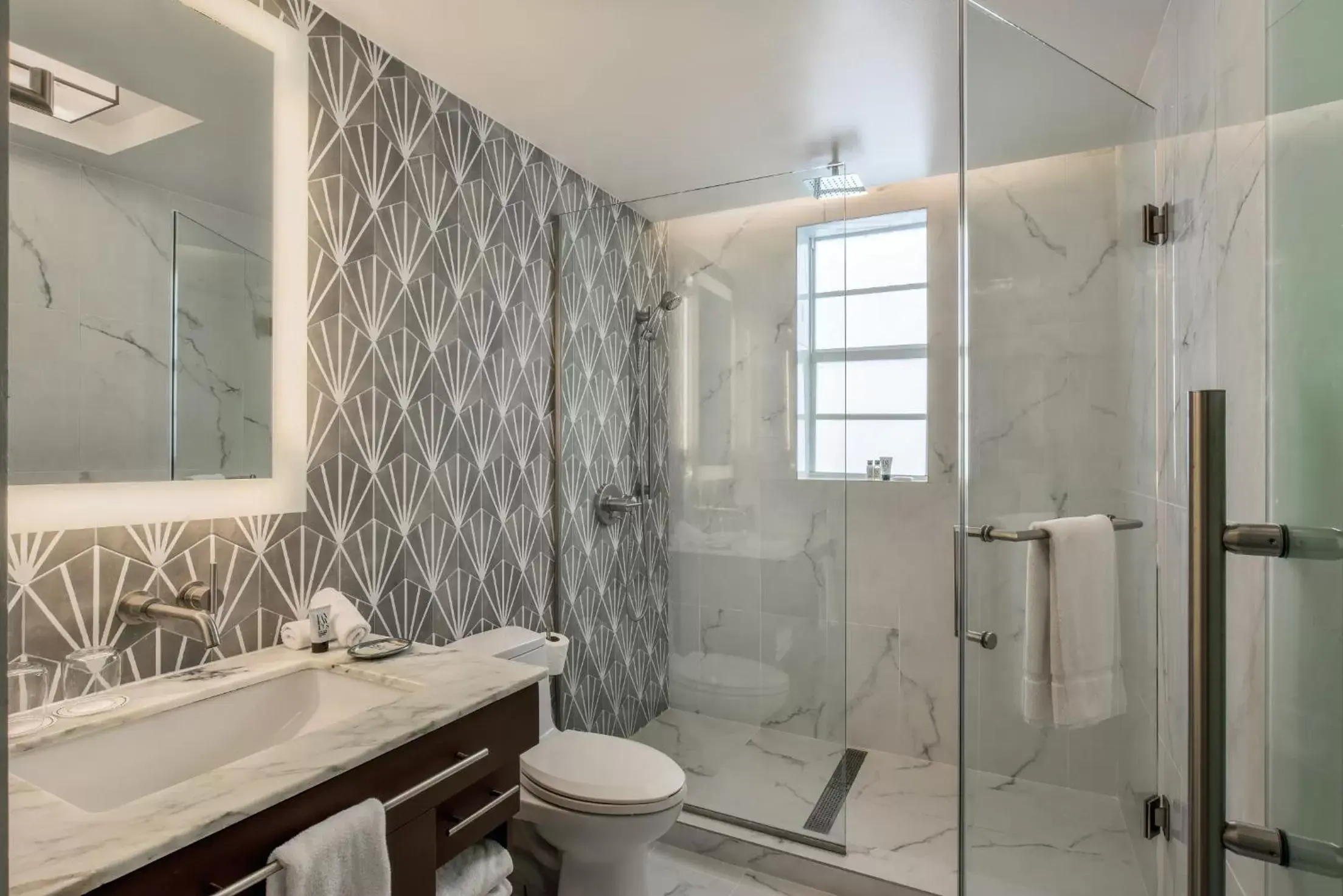 Shower, Bathroom in Hotel Breakwater South Beach