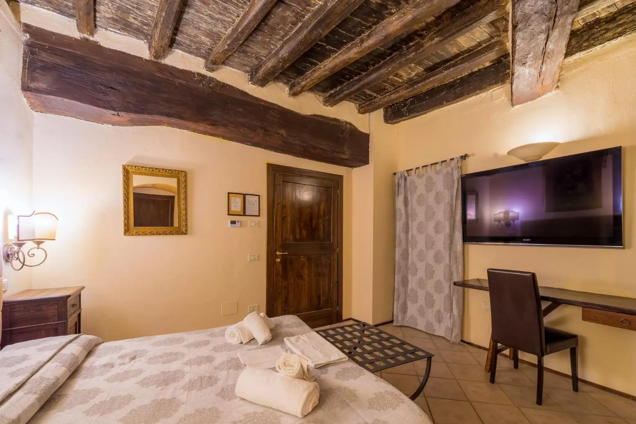 Bedroom, TV/Entertainment Center in HOTEL TREVI Palazzo Natalini