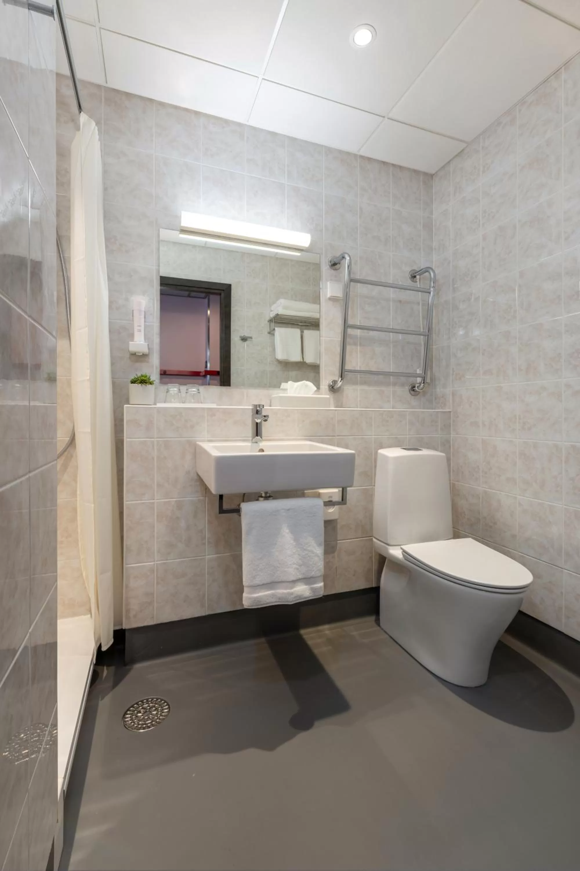 Bathroom in Art Hotel Pallas by Tartuhotels