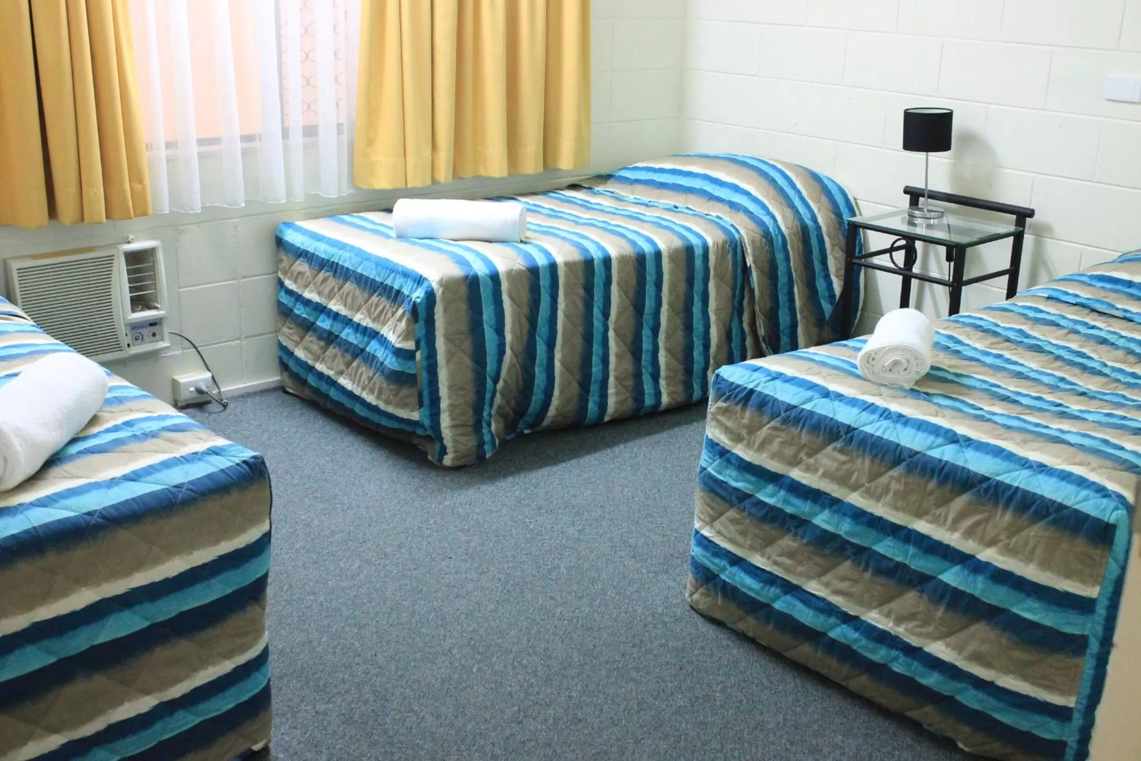 Bedroom, Bed in Oasis Inn Apartments