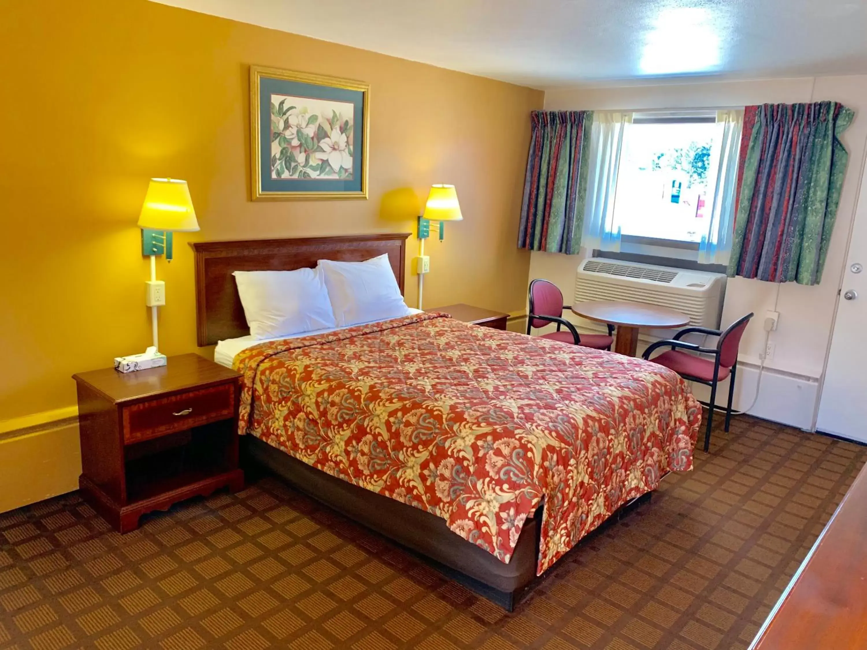 Photo of the whole room, Bed in EastGate Inn