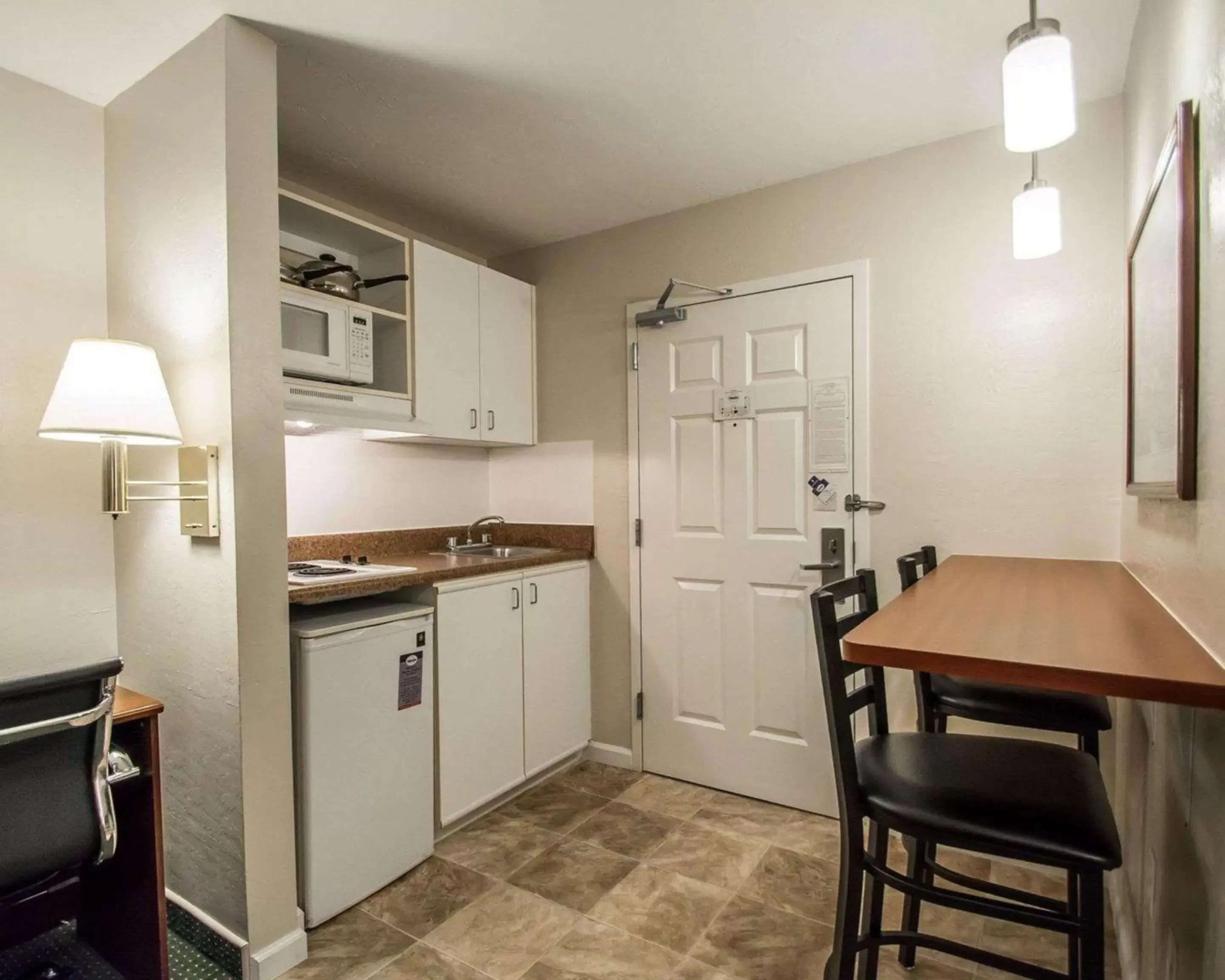 Photo of the whole room, Kitchen/Kitchenette in Suburban Studios Melbourne Airport