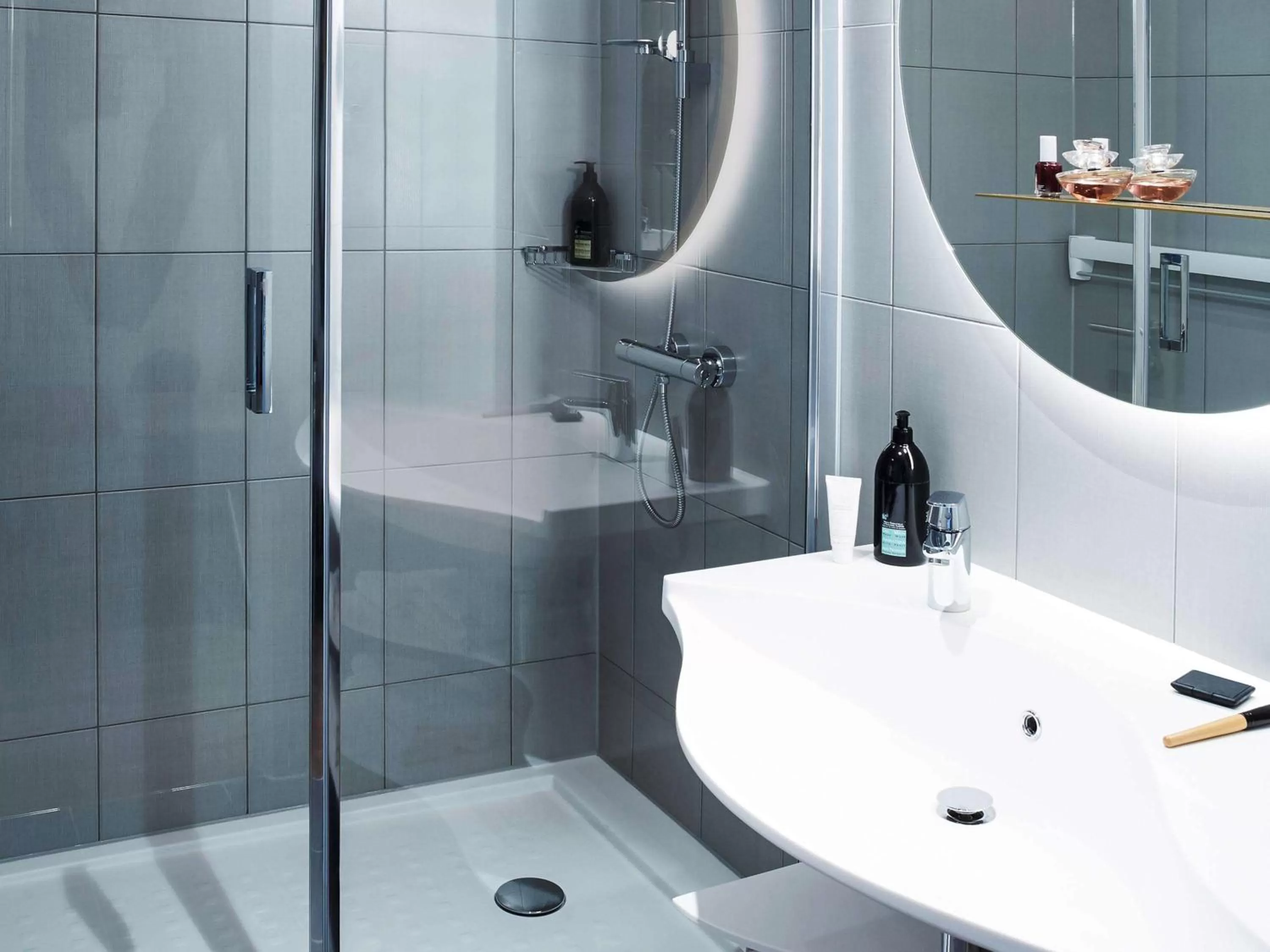 Photo of the whole room in Aparthotel Adagio Edinburgh Royal Mile