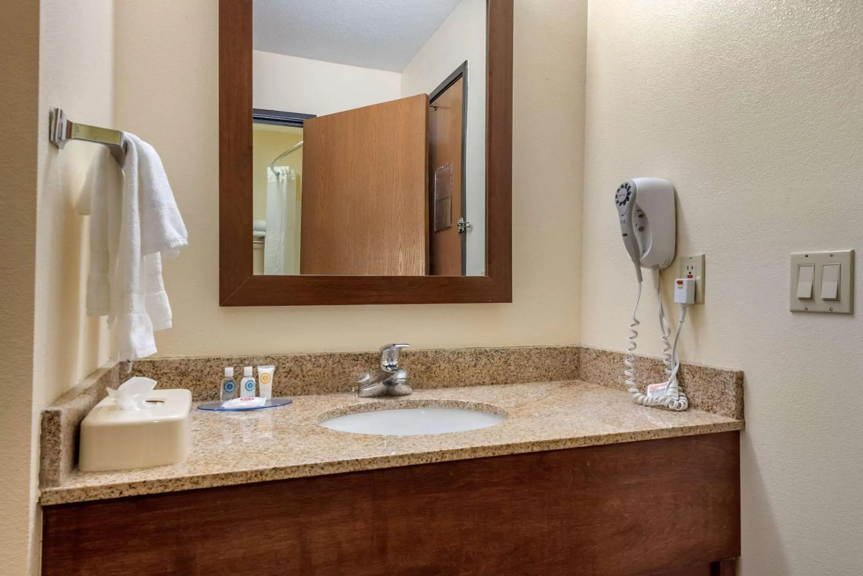 Photo of the whole room, Bathroom in Comfort Inn Warren I-69