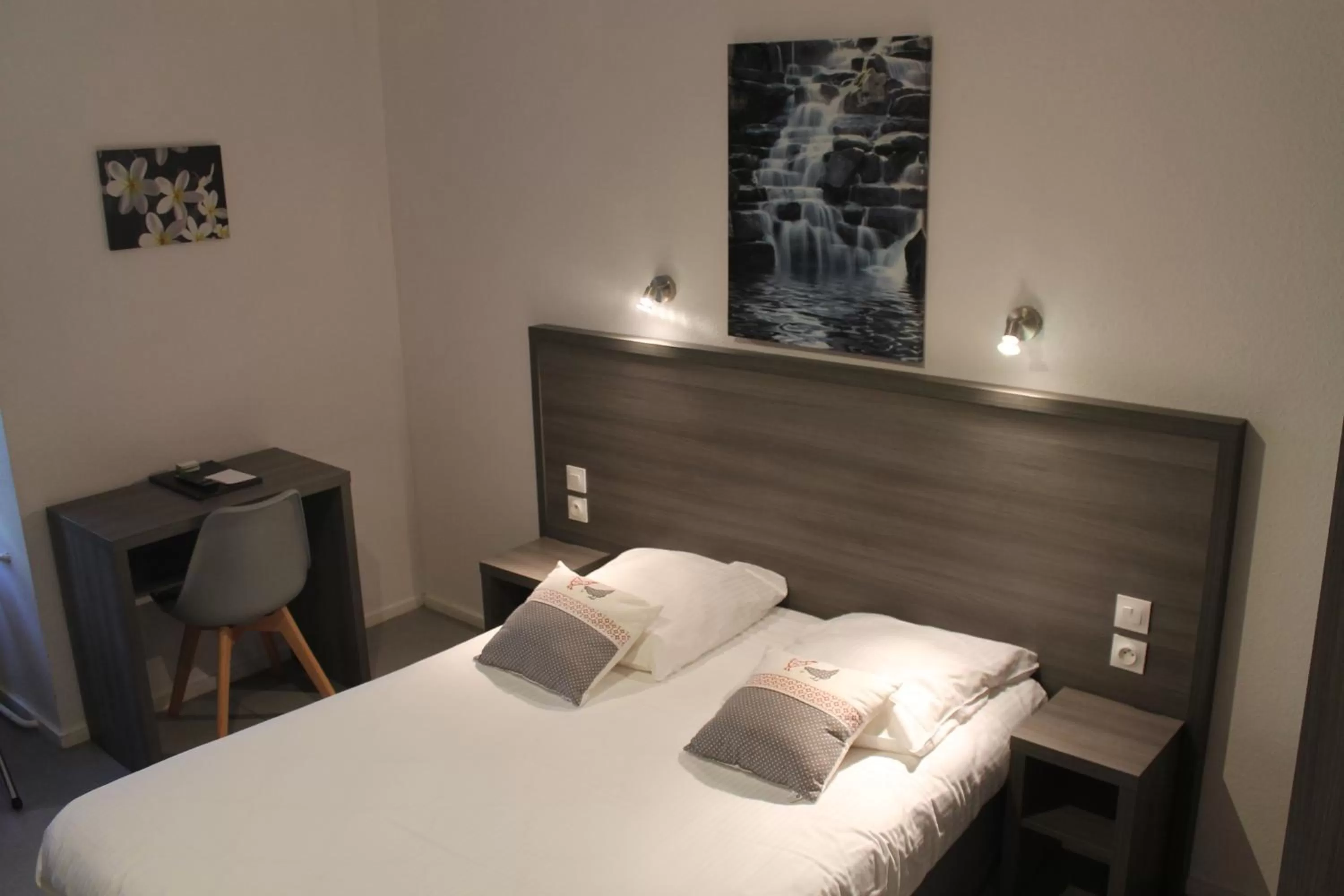 Bed in Logis Hôtel Vuillot