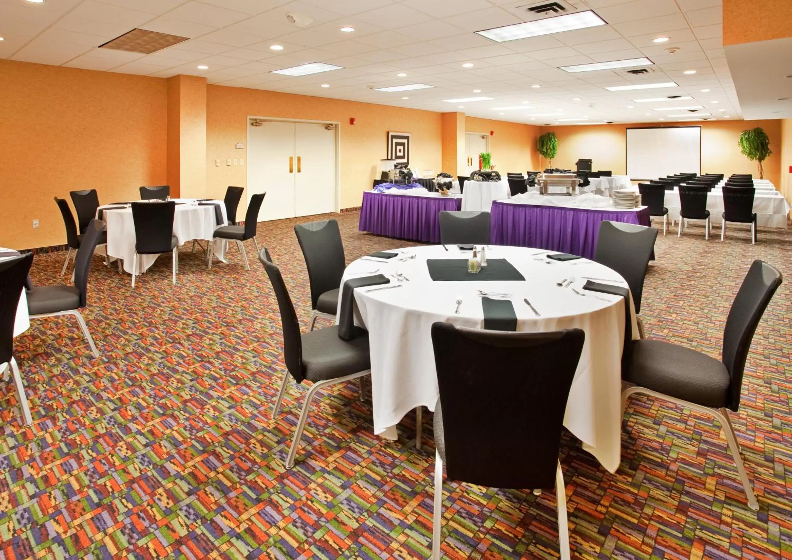Banquet/Function facilities, Restaurant/Places to Eat in Holiday Inn At the Campus, an IHG Hotel