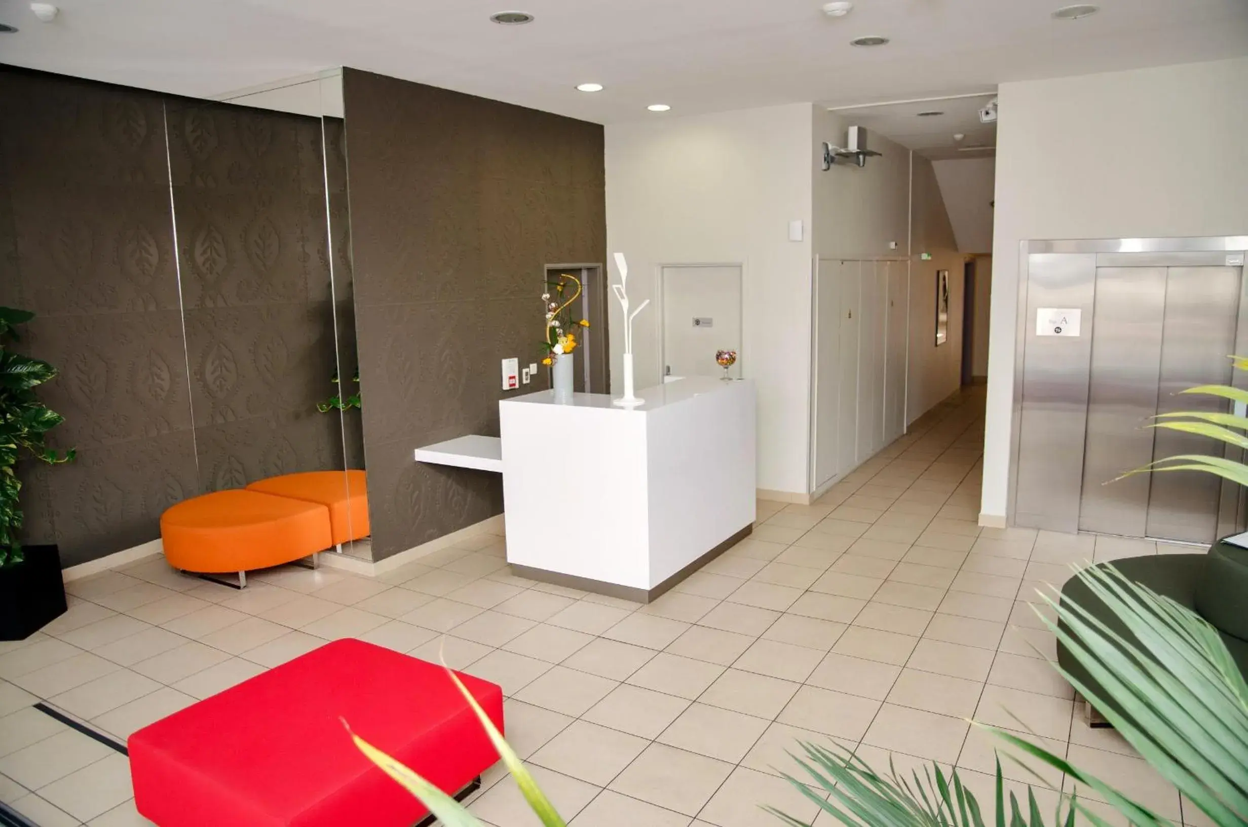 Lobby or reception, Bathroom in Lagrange Aparthotel Toulouse Saint-Michel