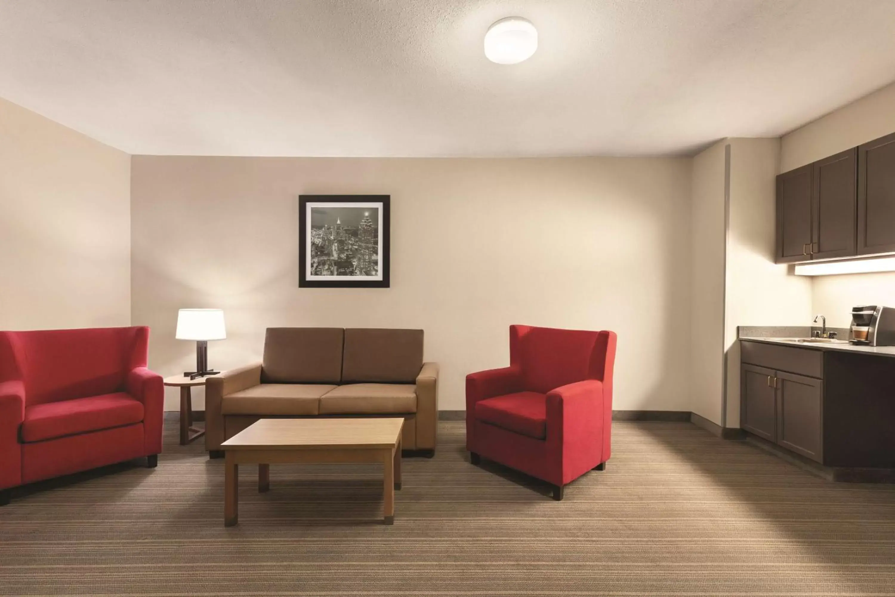 Photo of the whole room, Seating Area in Country Inn & Suites by Radisson, Griffin, GA