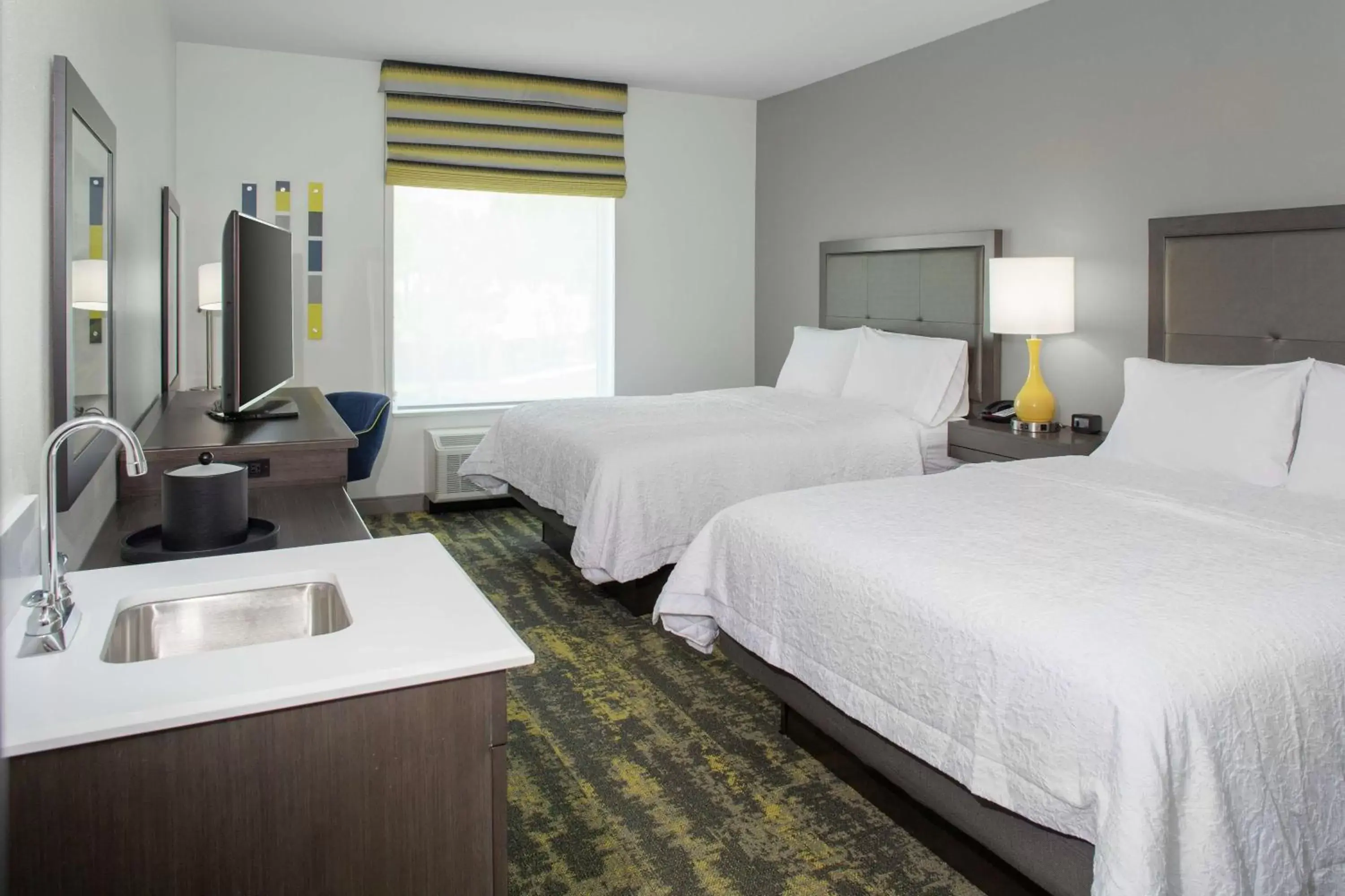 Bedroom in Hampton Inn & Suites Irvine/Orange County Airport