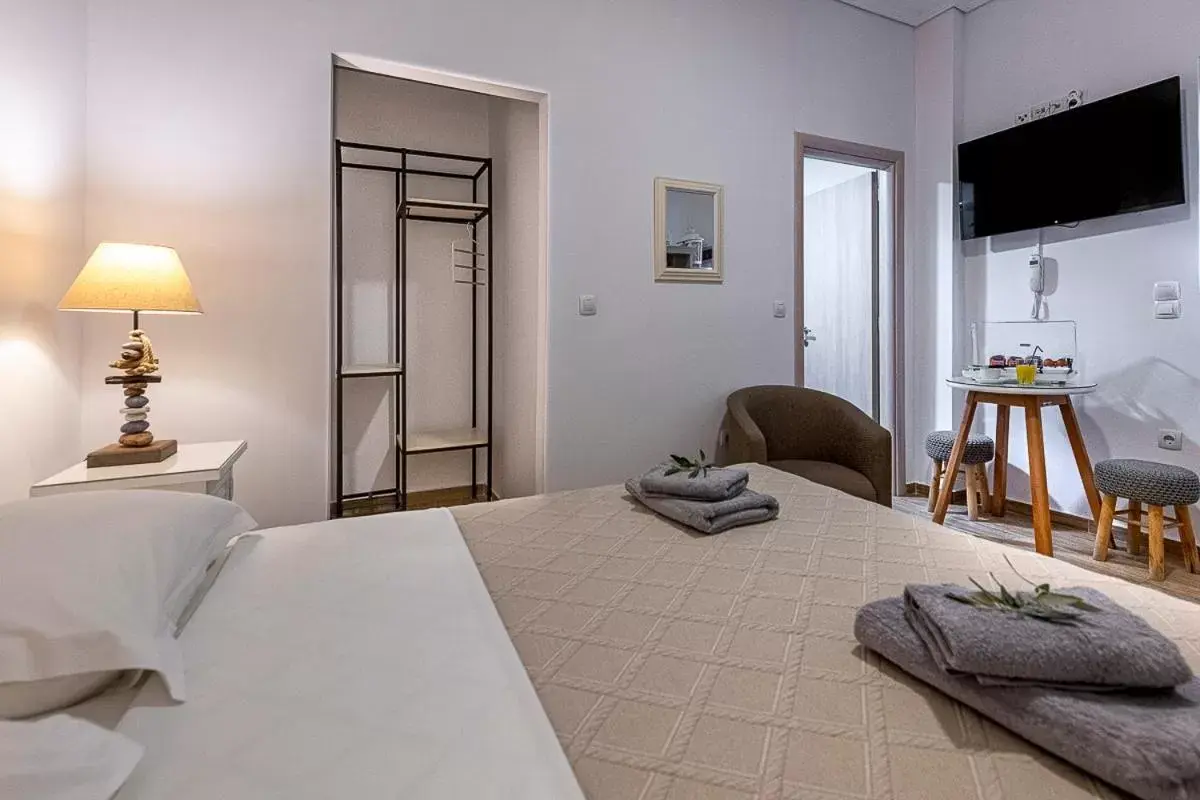 TV and multimedia, Bed in Comfort Stay Airport Studios - FREE shuttle from the Athens airport